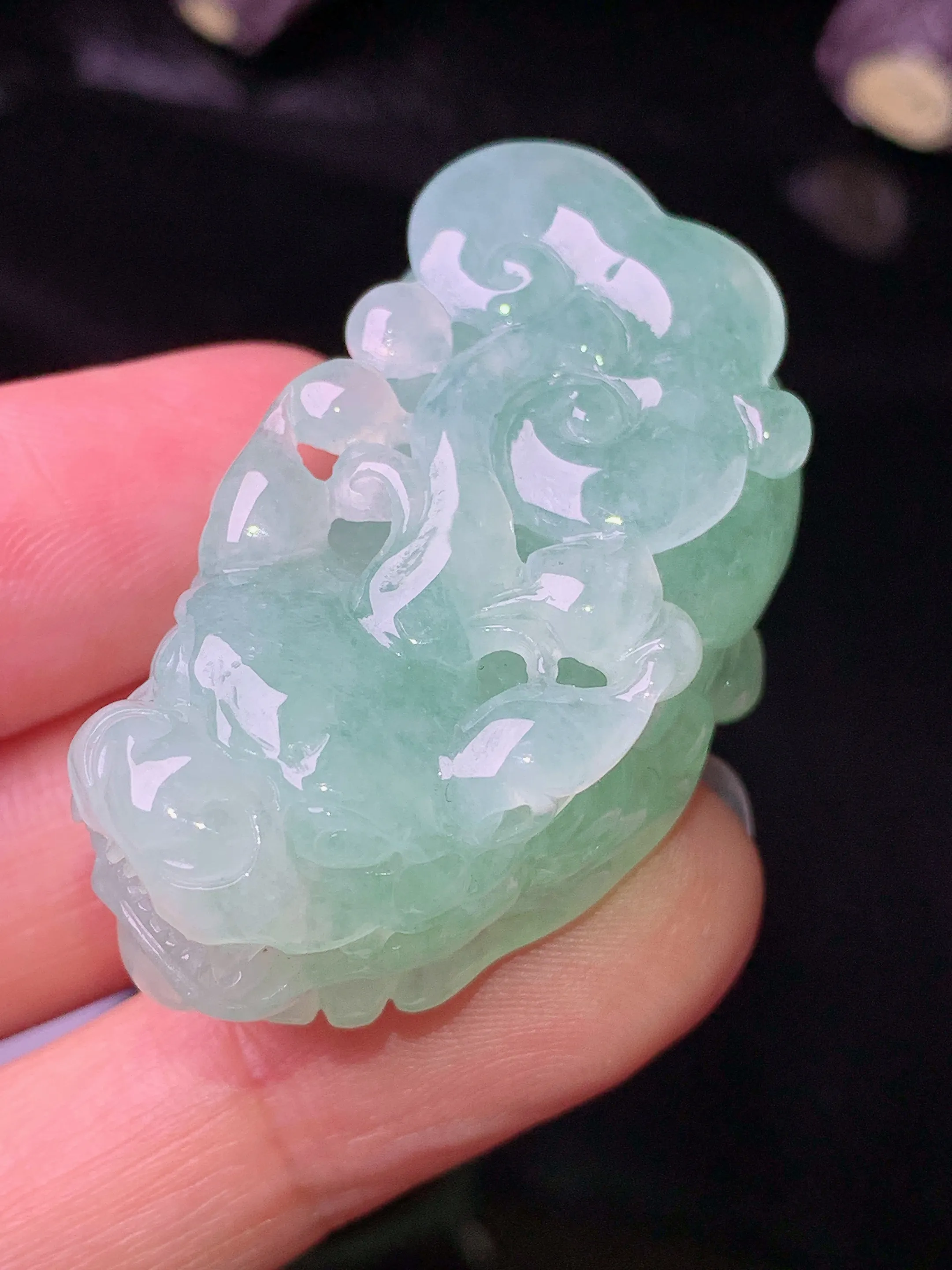 飘绿貔貅吊坠 玉质细腻 色泽清新艳丽 整体尺寸43.3*21.5*15.2