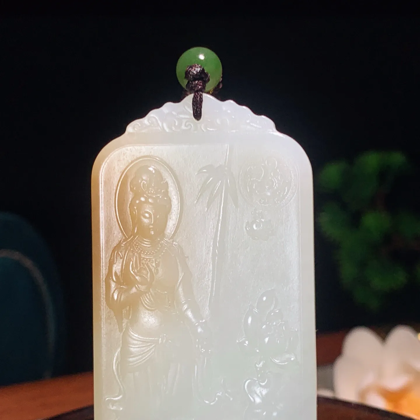 和田玉糖料站观音牌子挂件。尺寸65/38/8重50.5克。玉质细腻油润。手推出油。品相大气。lt251220