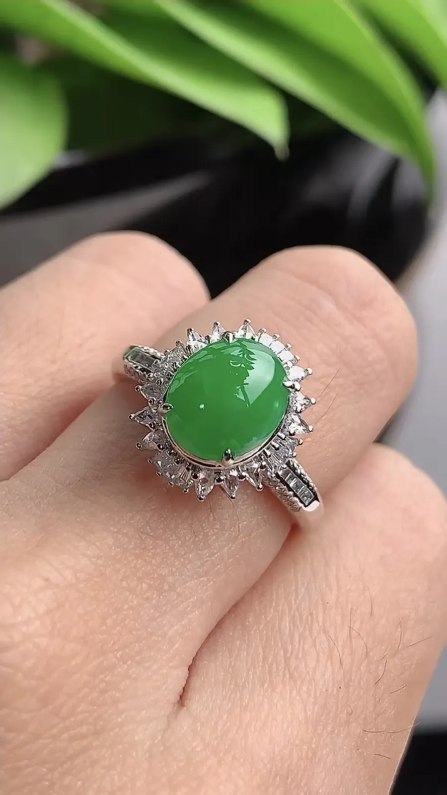 a货翡翠老坑冰种18K金伴钻镶嵌阳绿蛋面戒指 圈口17.5裸石尺寸8.6×7.2mm 重量3.53g 1215