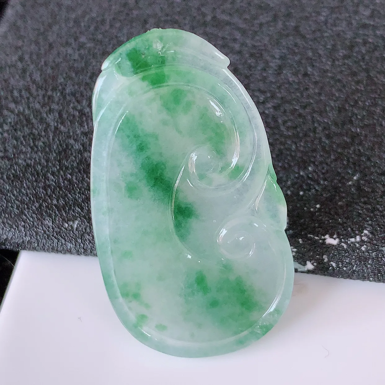 自然光实拍，冰种飘花翡翠如意吊坠，冰透，翠色灵动，饱满，万事如意，如意一生，配戴精美！#57.18