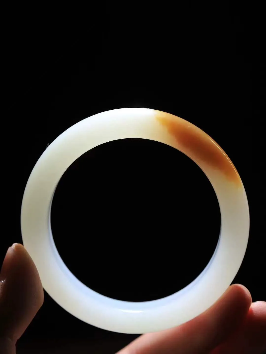 【婉约佳人.手镯】

收藏级臻品️和田玉糖白玉手镯 玉质温润细腻 油性十足 手感舒适，高华雅逸，线条流畅，简约大气，美自天成，素雅高贵。佩戴于腕间，婉约之美，举手投足间透出那份低调奢华。重70.3克 内径57mm  尺寸14.7-9.2mm   FDA-781201933