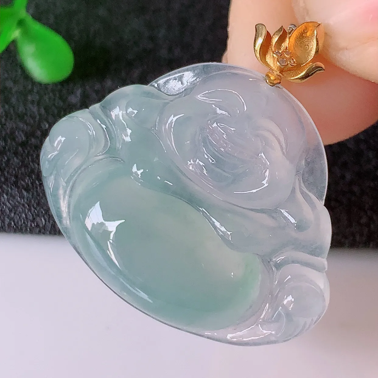 自然光实拍，18K金镶嵌冰种翡翠佛公吊坠，冰透饱满， 佛公亦保平安，寓意有福（佛公）相伴，品相佳，配戴优雅迷人！#1.18整体27.8裸石27*22*5.5
