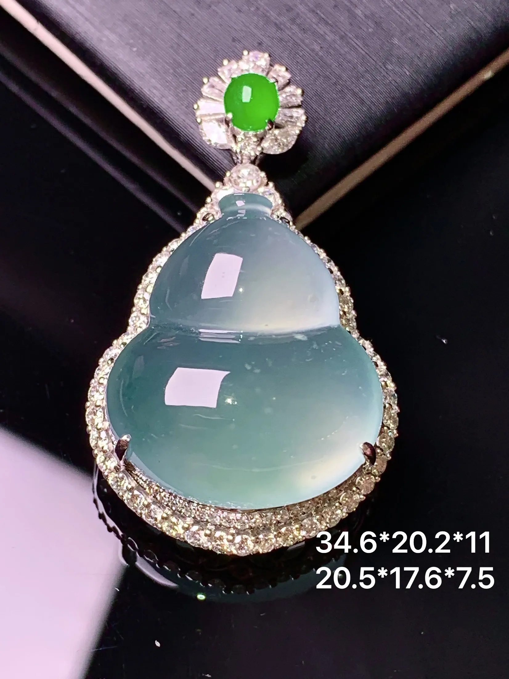 18k金钻镶嵌冰种葫芦吊坠 玉质细腻 色泽清新艳丽 整体尺寸34.6*20.2*11
