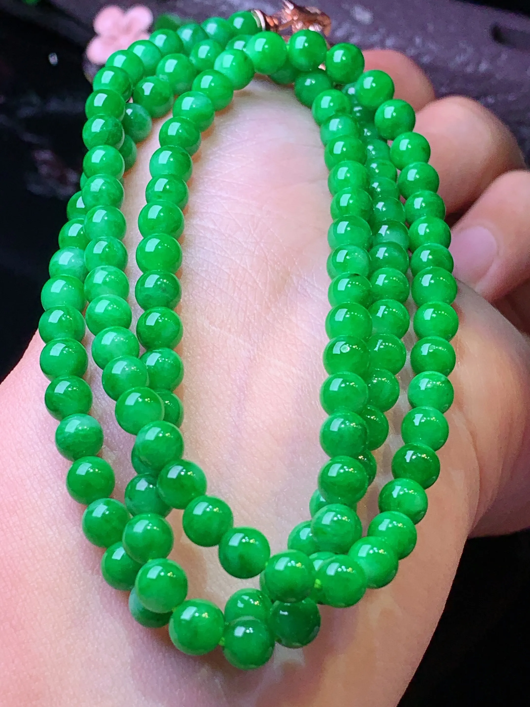 满绿圆珠项链 玉质细腻 色泽清新艳丽 整体尺寸5.2