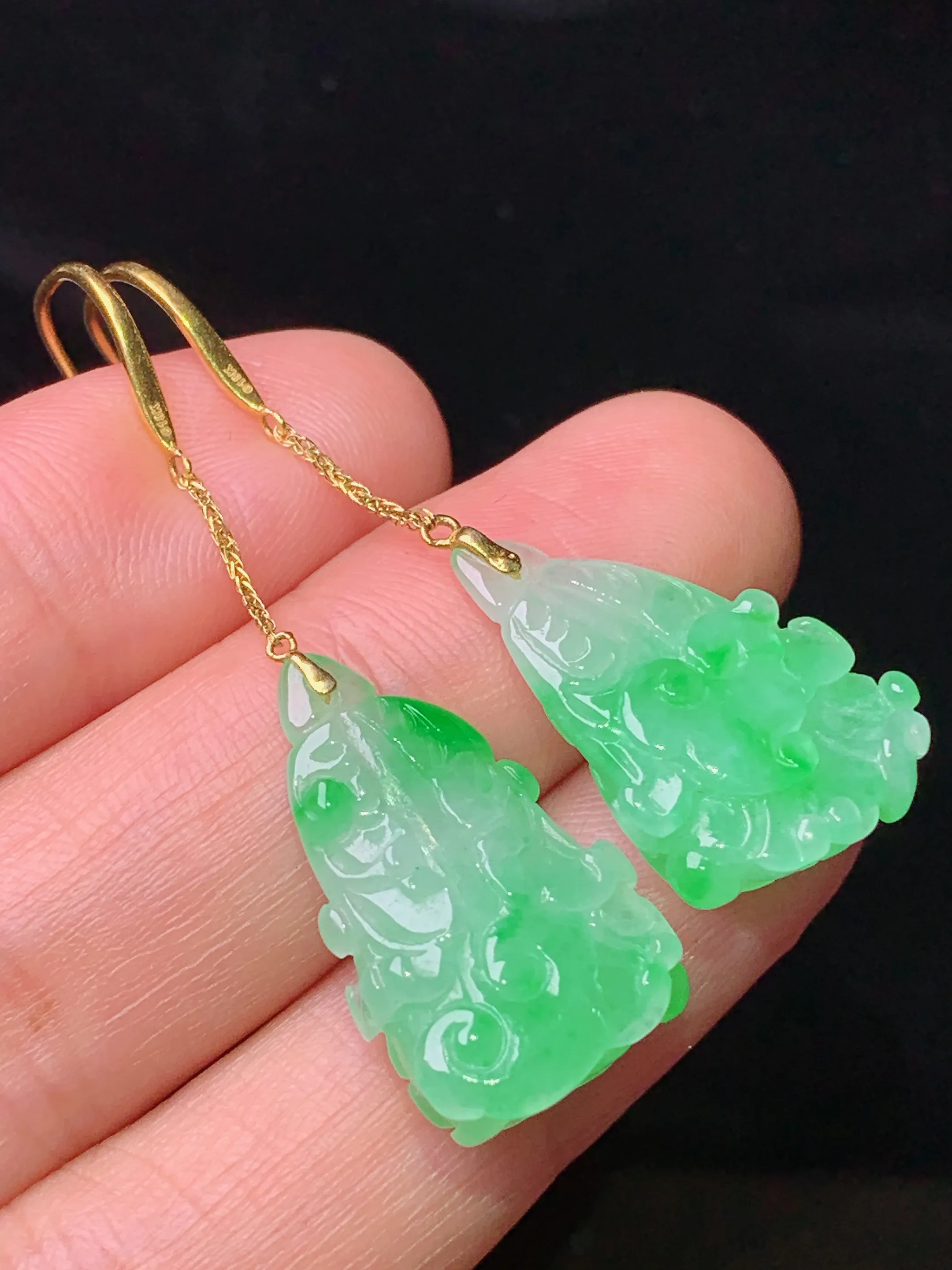 18k金镶嵌翠绿白菜耳坠 玉质细腻 色泽清新艳丽 整体尺寸45.7*14.5*7.5