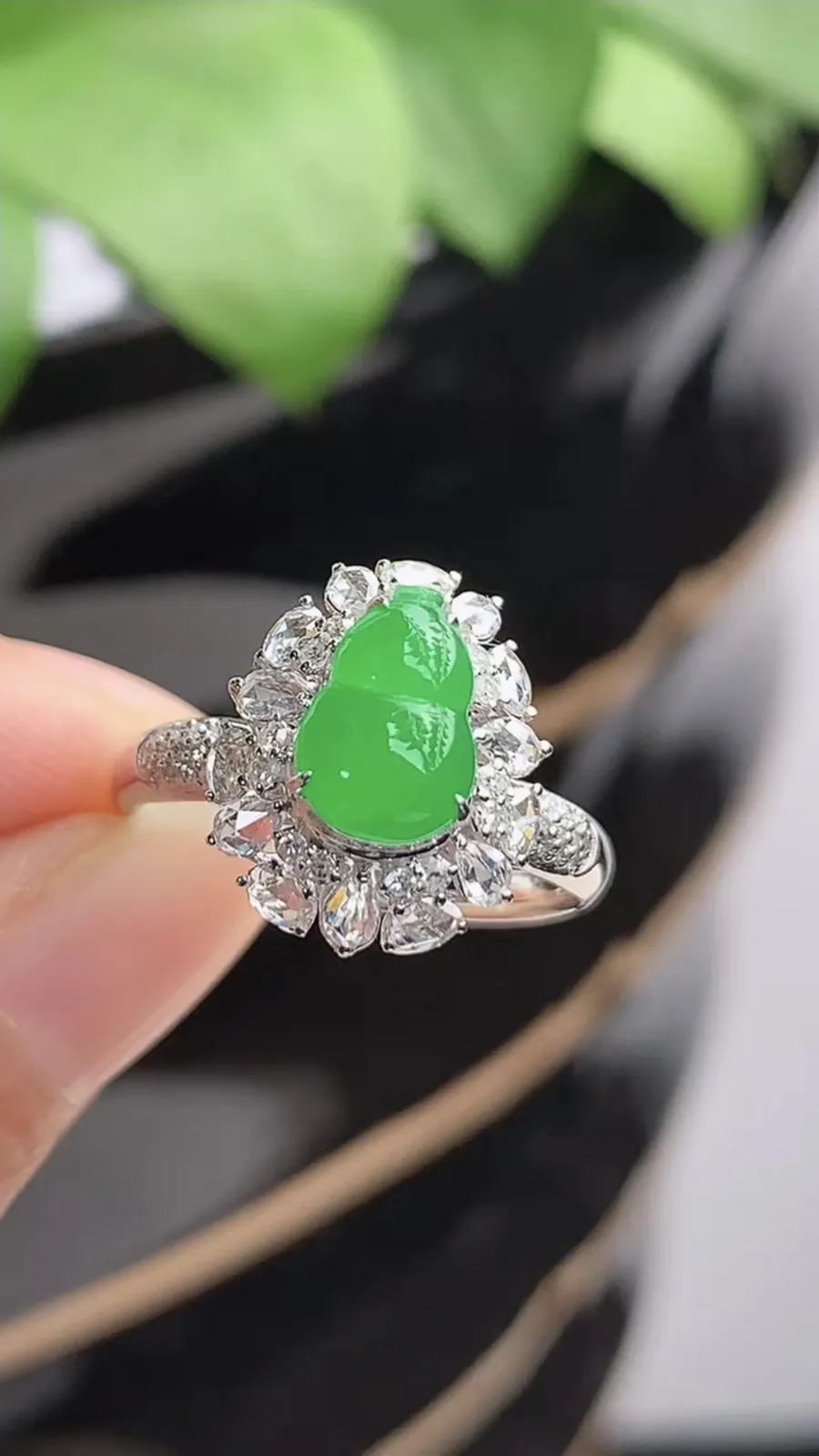 a货翡翠冰种18K金伴钻镶嵌阳绿葫芦戒指 圈口17.5裸石尺寸8.6×6mm 重量3.12g 1217