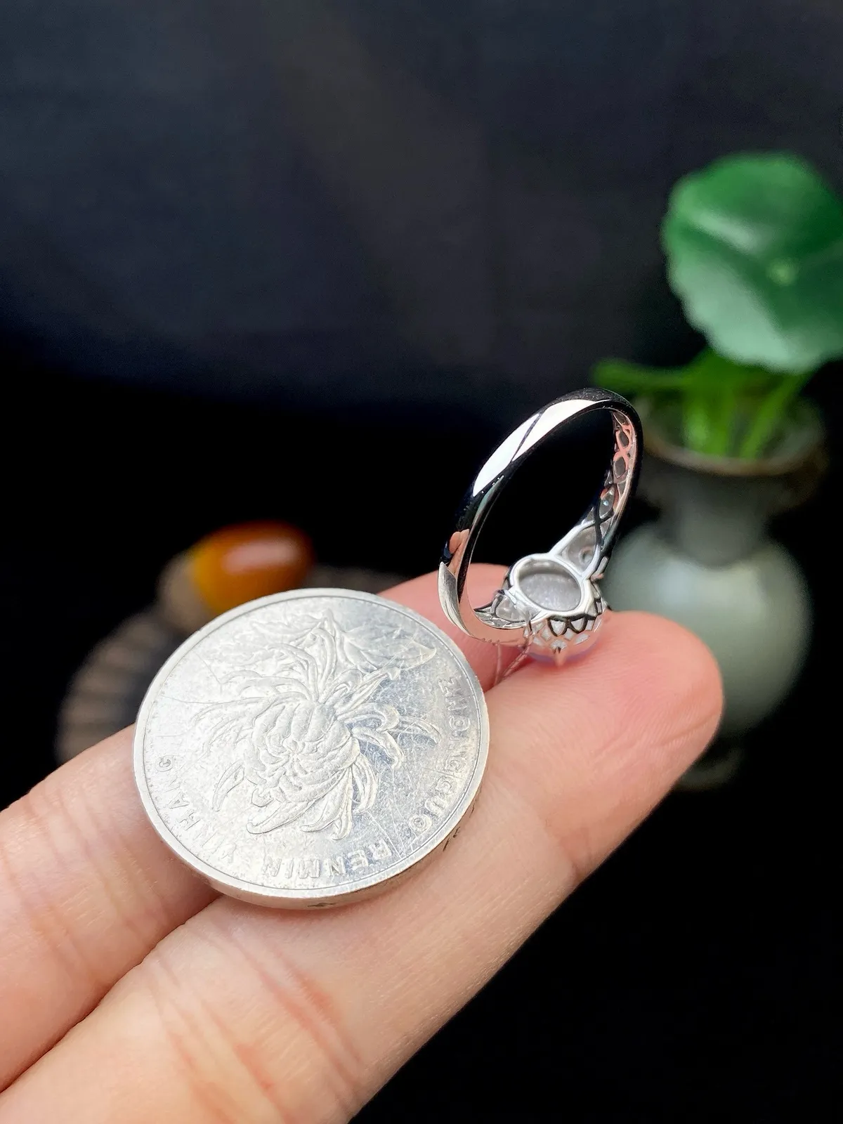 【冰种紫蛋面戒指】质地细腻，饱满度很好，晶莹剔透，18k金钻镶嵌，裸石尺寸8.4*7.5*4.7毫米