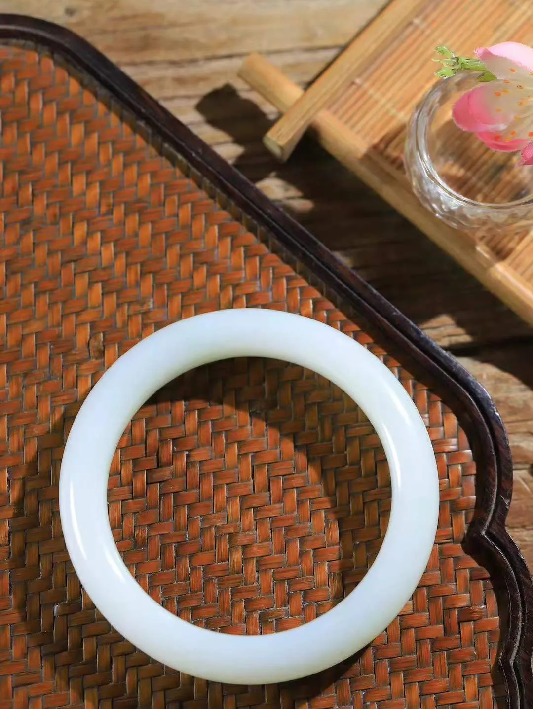 【花样年华·手镯】

精品和田玉白玉手镯，质地油润细腻，色泽高贵典雅，镯型古朴典雅。在诗情画意的雨巷相遇，你是我腕间的一抹风情，有你眸有深情，清风荡漾湖间静水，我愿俯身低眉，在烟波涟漪处，寻你深情倩影。内径61.5mm尺寸13.7-10.3mm 重77.3克fDA-781271024