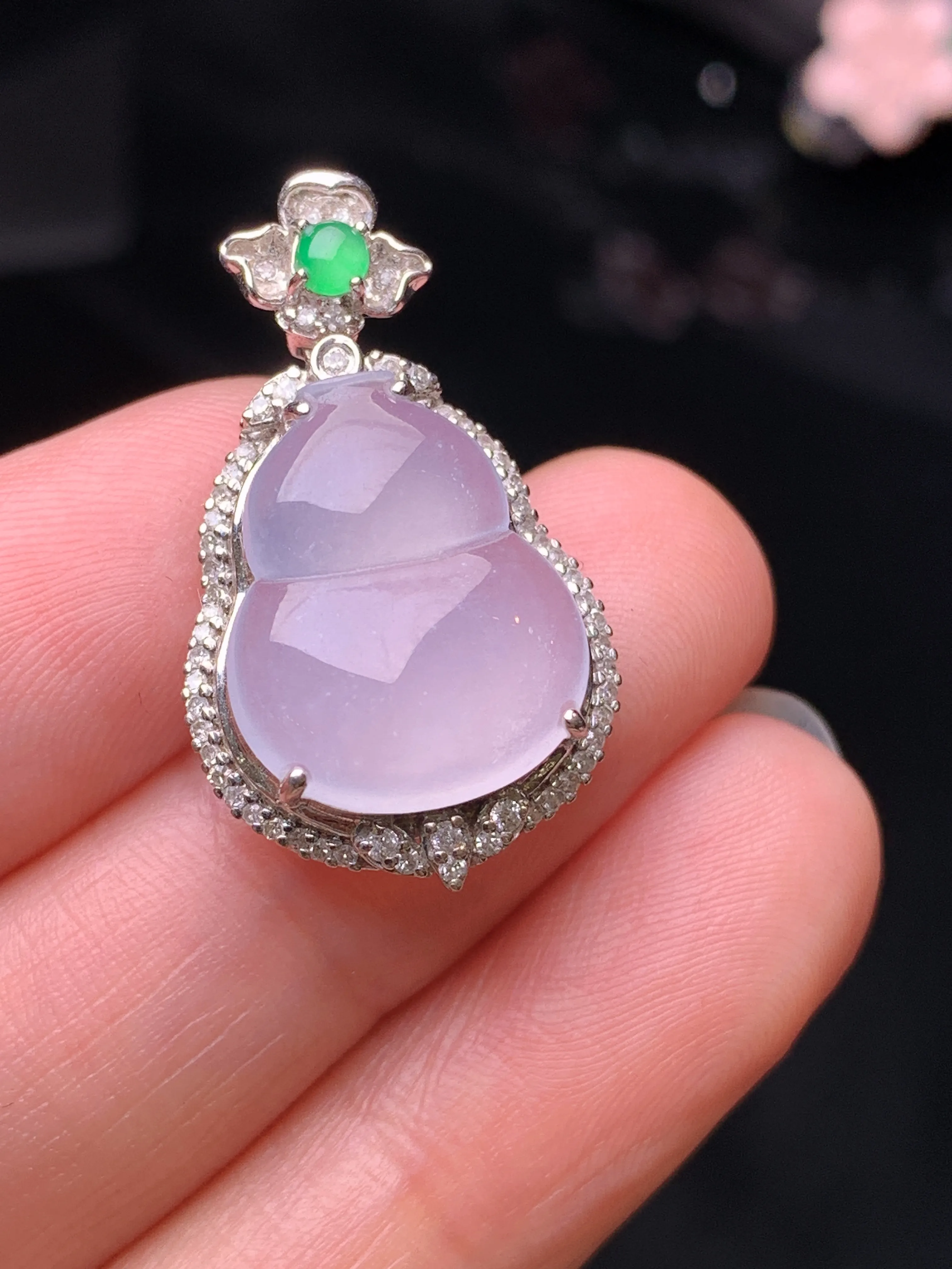 18k金钻镶嵌冰种葫芦吊坠 玉质细腻 色泽清新艳丽 整体尺寸27.5*16*8.6