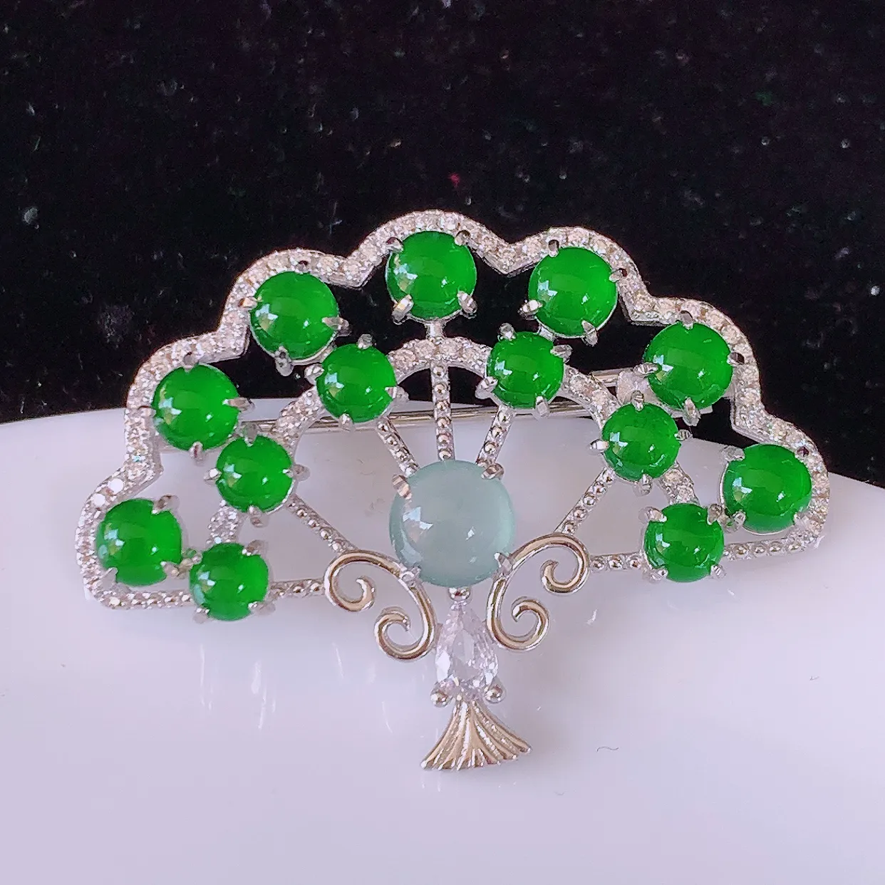 冰透满绿翡翠925银镶嵌胸针，自然光实拍，翠色灵动，颜色漂亮，种老水足，品相佳，佩戴佳品！#97.18整体38*28*8.8裸石6-6