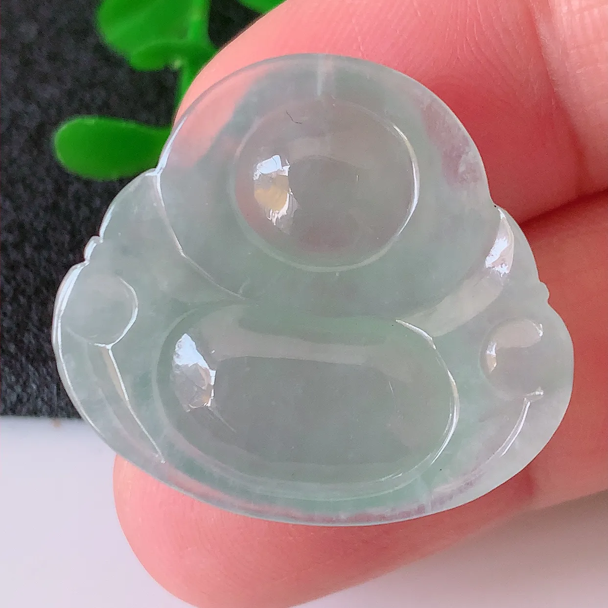 自然光实拍，冰种翡翠佛公吊坠，饱满， 佛公亦保平安，寓意有福（佛公）相伴，品相佳，配戴优雅迷人！#57.18