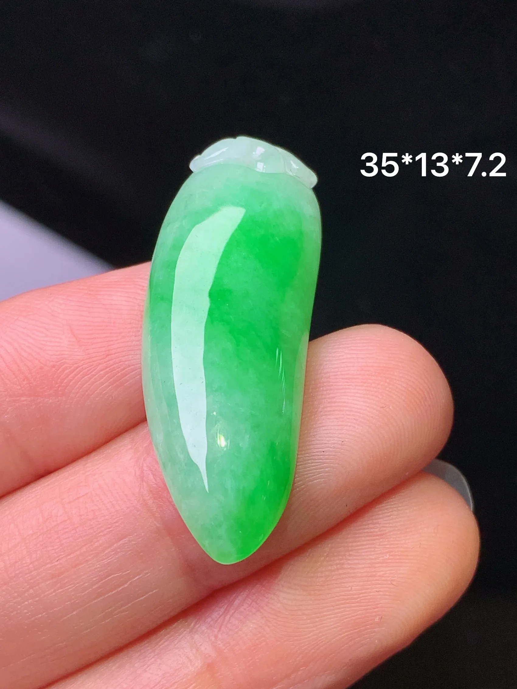 翠绿福瓜吊坠 玉质细腻 色泽清新艳丽 整体尺寸35*13*7.2