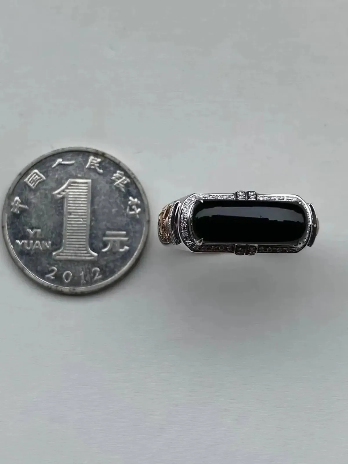 墨翠：【马鞍戒指】18K金+南非钻镶嵌，细腻干净，黑度极黑，性价比高·做工精致，打灯透绿 裸石尺寸：16.1*6.6