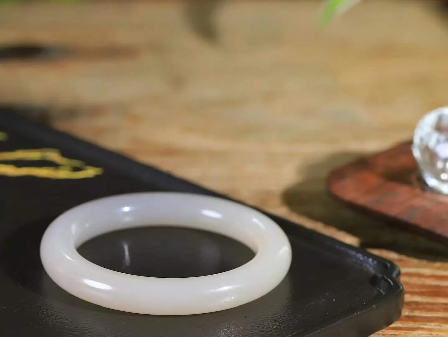 【情有独钟.手镯】

精品和田玉藕粉双色手镯 玉质温润细腻 油性十足 手感舒适，高华雅逸，线条流畅