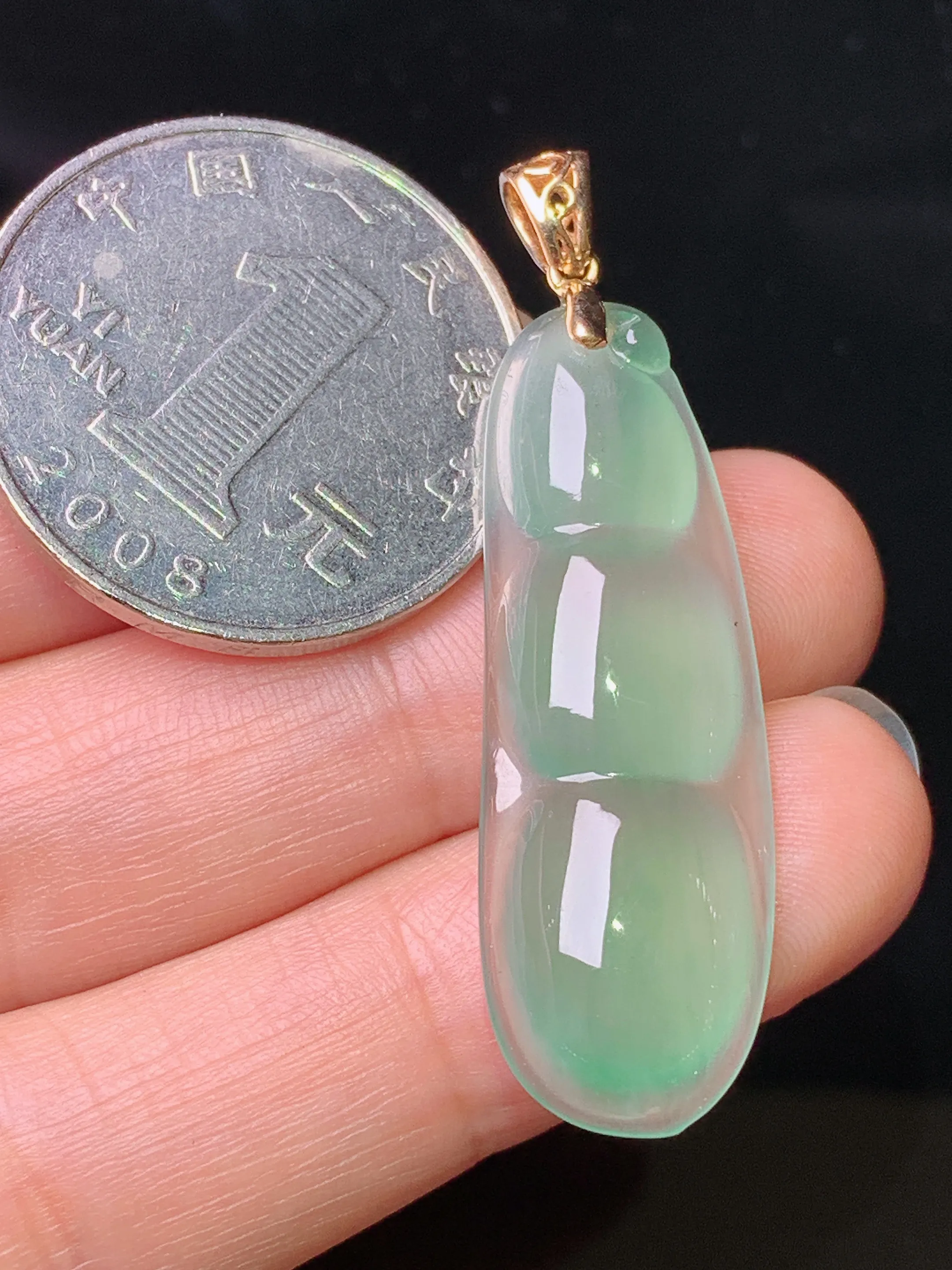 18k金镶嵌冰种四季豆吊坠 玉质细腻 色泽清新艳丽 整体尺寸43.2*12.3*5.2