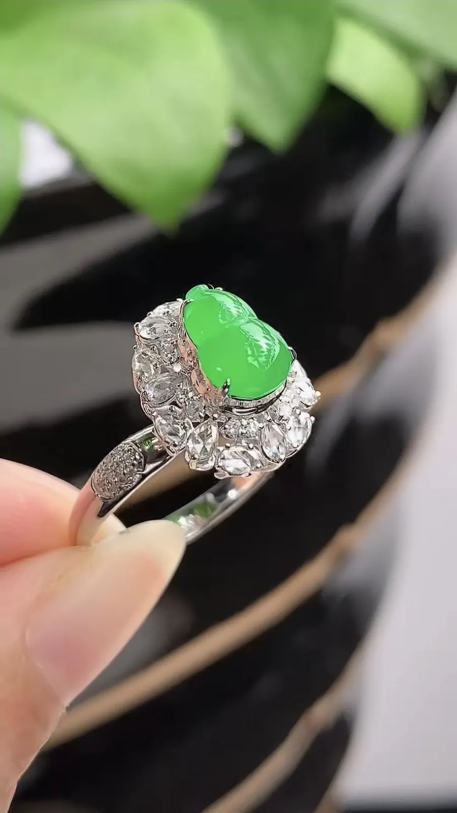 a货翡翠冰种18K金伴钻镶嵌阳绿葫芦戒指 圈口17.5裸石尺寸8.6×6mm 重量3.12g 1217