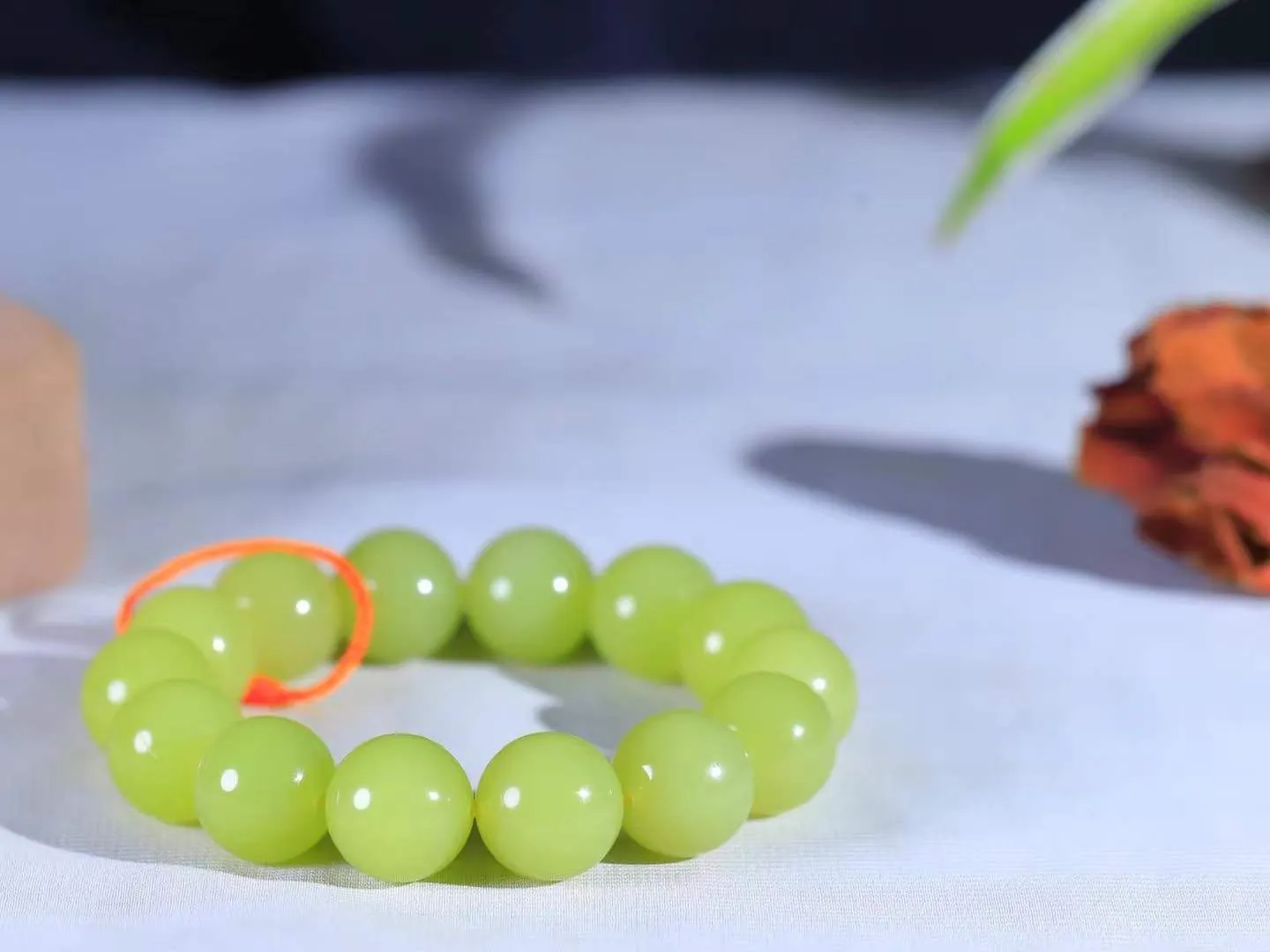 【珠圆玉润.手串】

精品和田玉黄口珠圆玉润手串 玉质温润细腻  整串打磨圆润，佩戴舒适。珠珠落玉盘