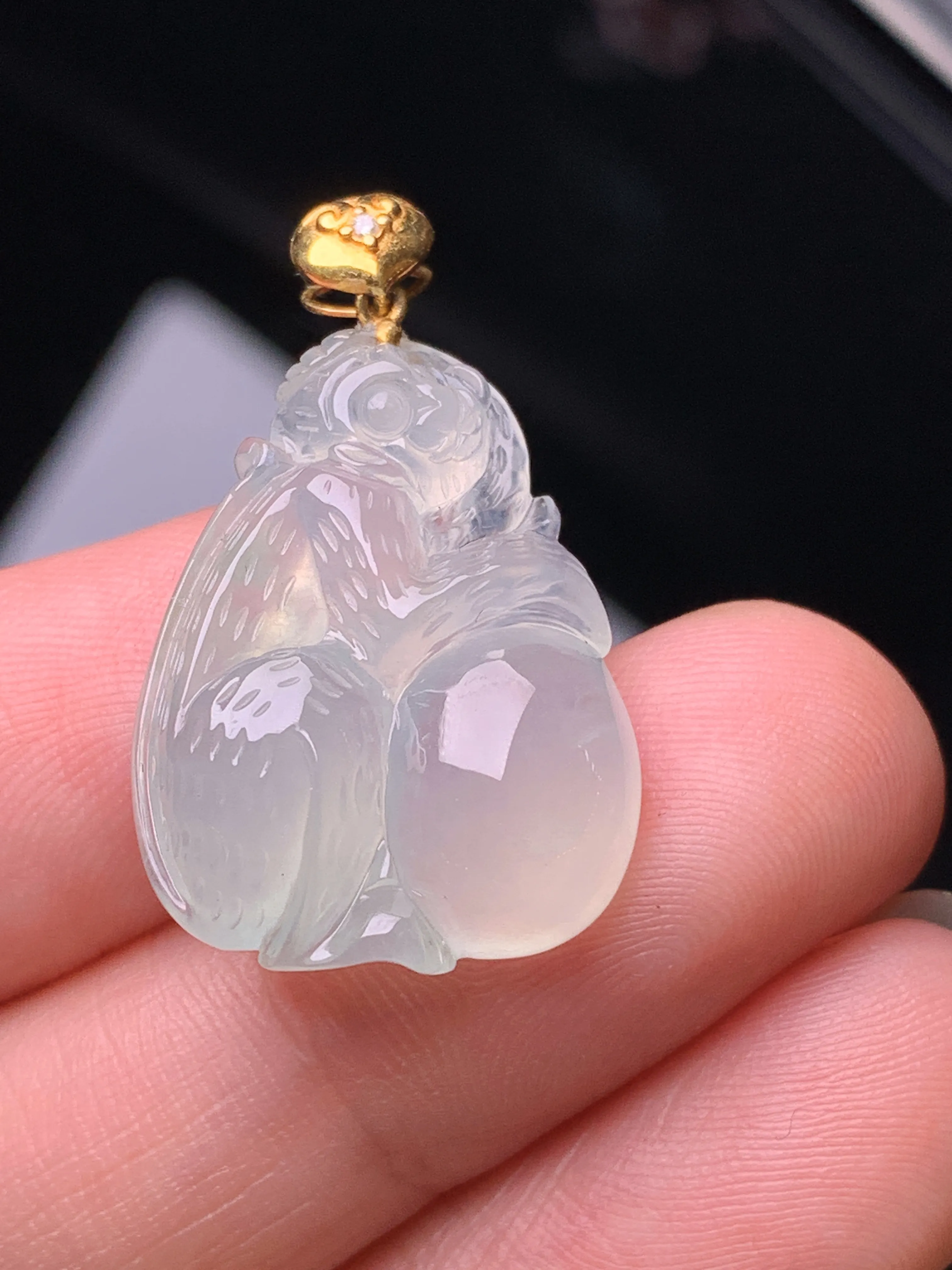 18k金镶嵌冰种灵猴献寿吊坠 玉质细腻 色泽清新艳丽 整体尺寸28*17.2*5.8