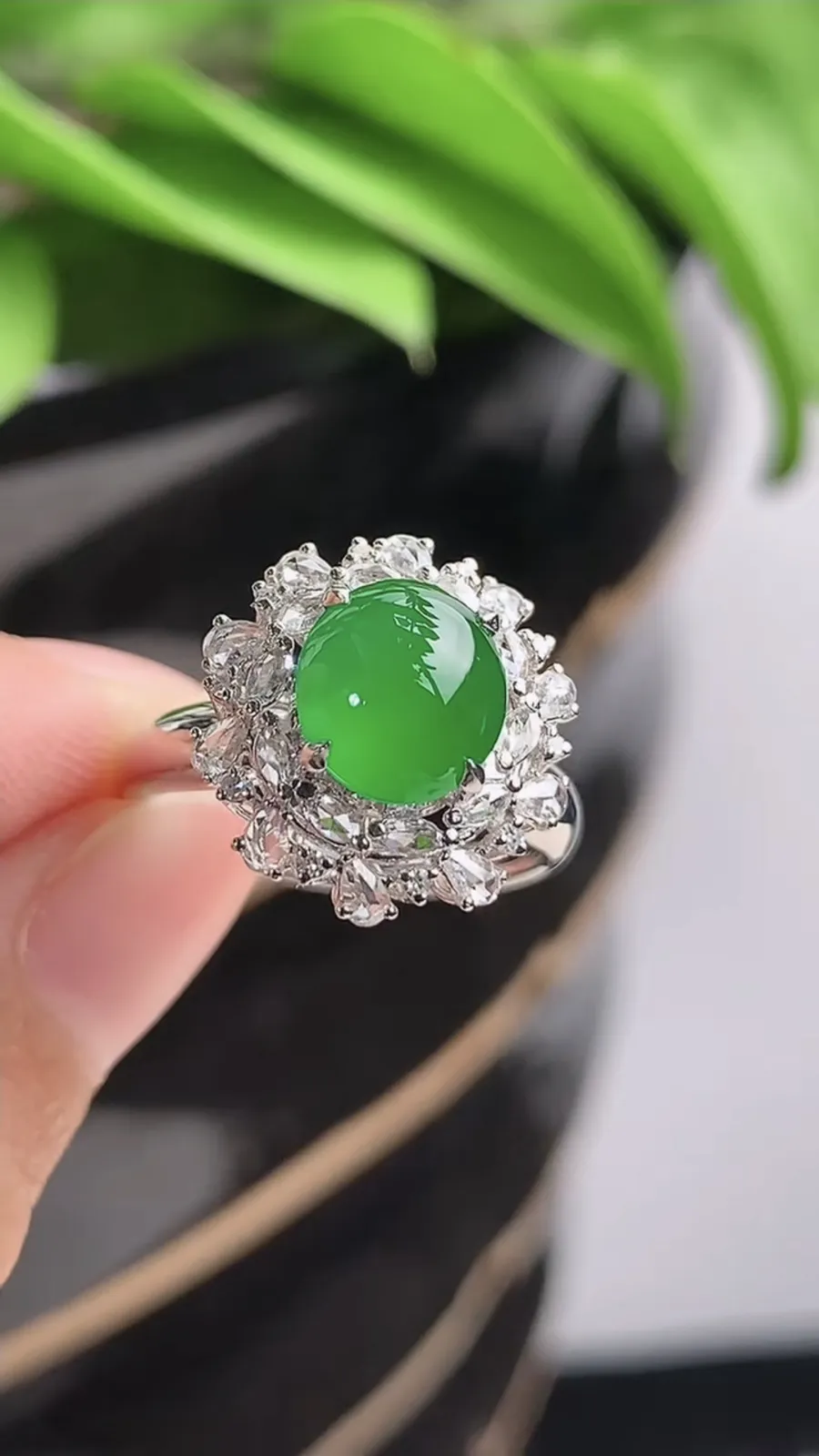 a货翡翠老坑冰种18K金伴钻镶嵌阳绿蛋面戒指 圈口17裸石尺寸8.3×7.4mm 重量4.00g 1