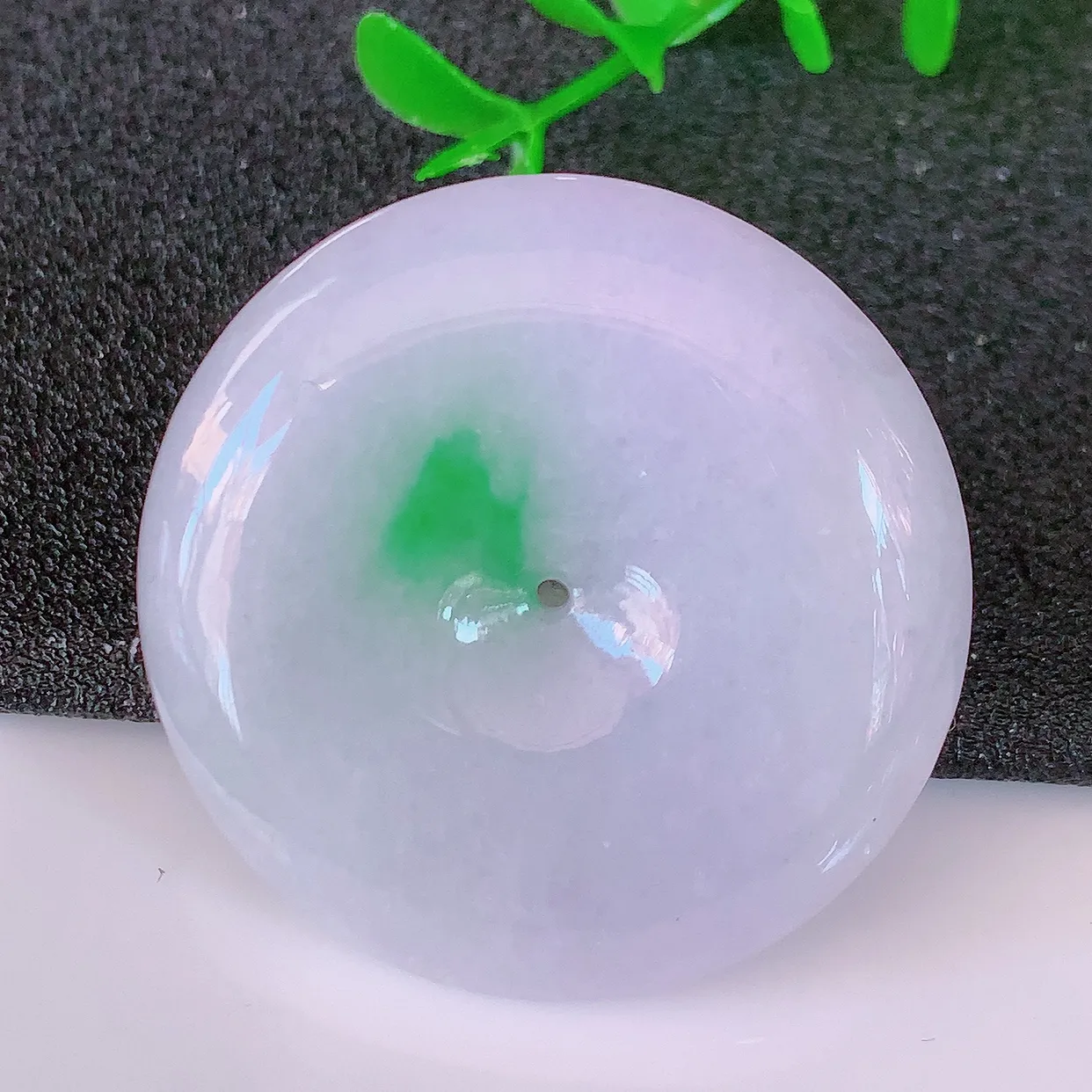 自然光实拍，冰润飘绿翡翠平安扣吊坠，平安是福；很美的料子， 平安扣佩戴优雅迷人！#57.16