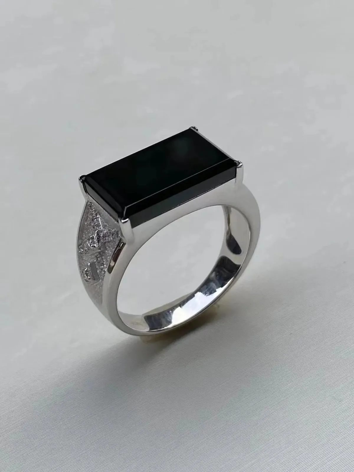 墨翠：【方形戒指】18K金+南非钻镶嵌，细腻干净，黑度极黑，性价比高·做工精致，打灯透绿 裸石尺寸：16.1*9.6