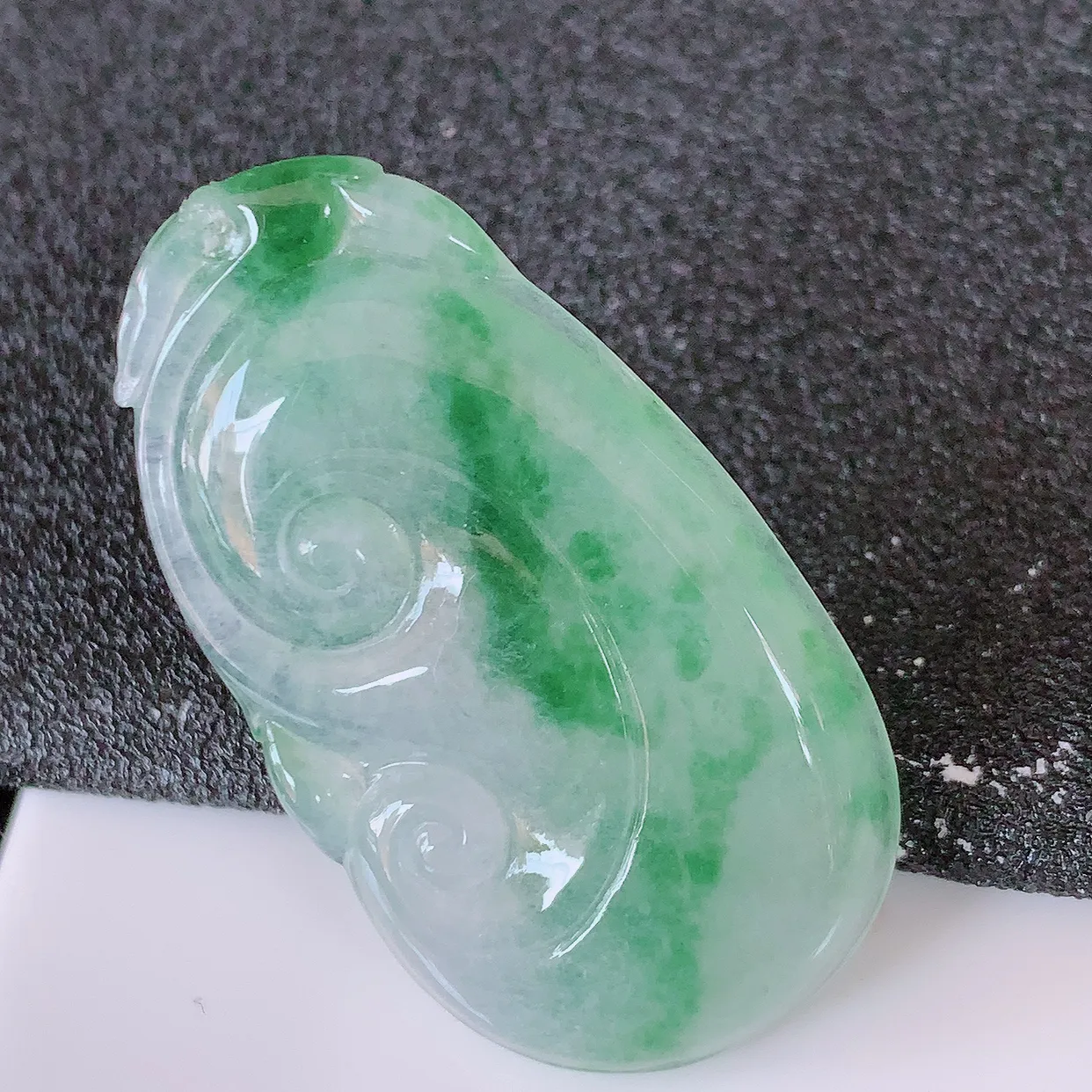 自然光实拍，冰种飘花翡翠如意吊坠，冰透，翠色灵动，饱满，万事如意，如意一生，配戴精美！#57.18