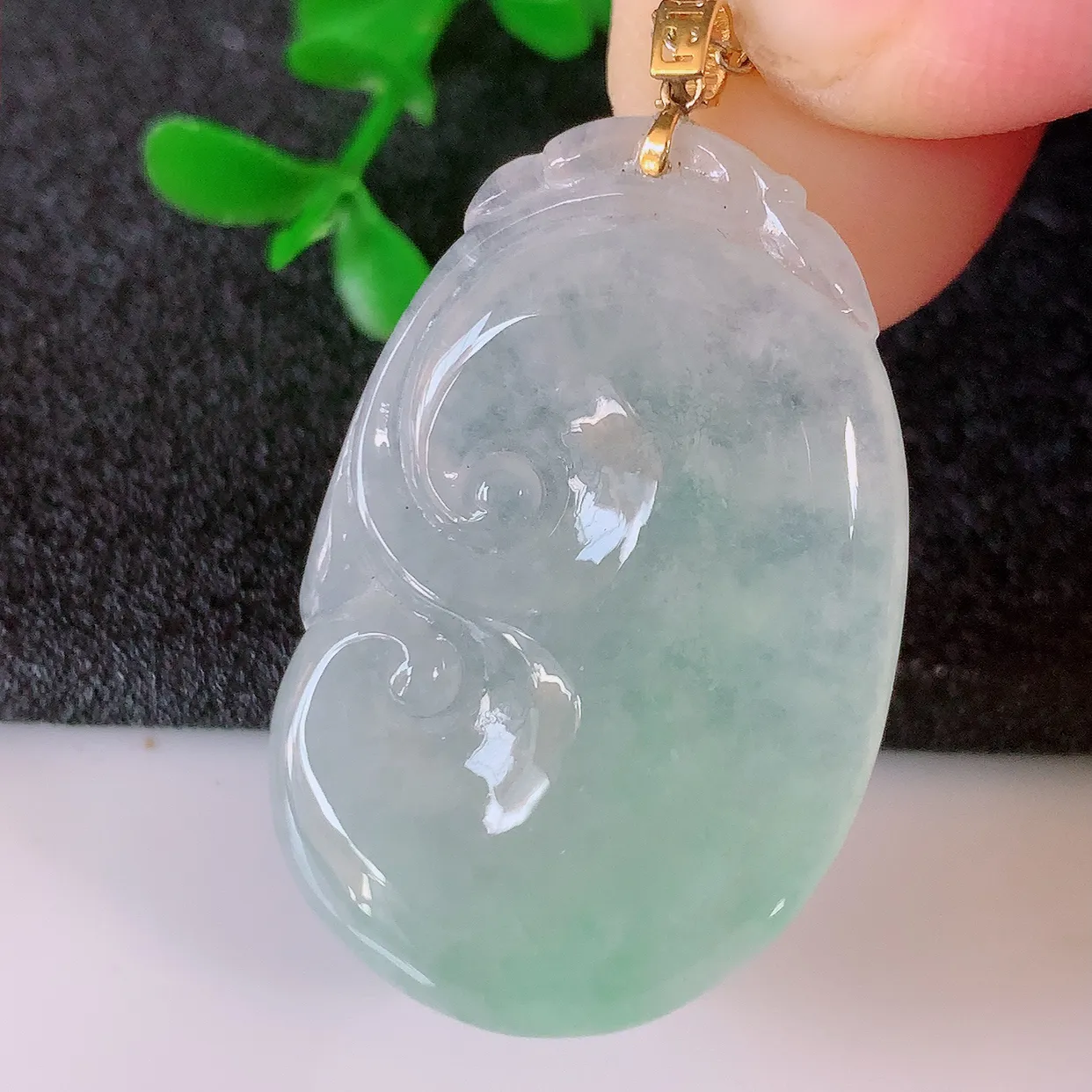 18k金镶嵌冰种飘绿翡翠如意吊坠，款式新颖时尚，日常百搭的款。清秀高雅，佩戴优雅高贵！#41.18整