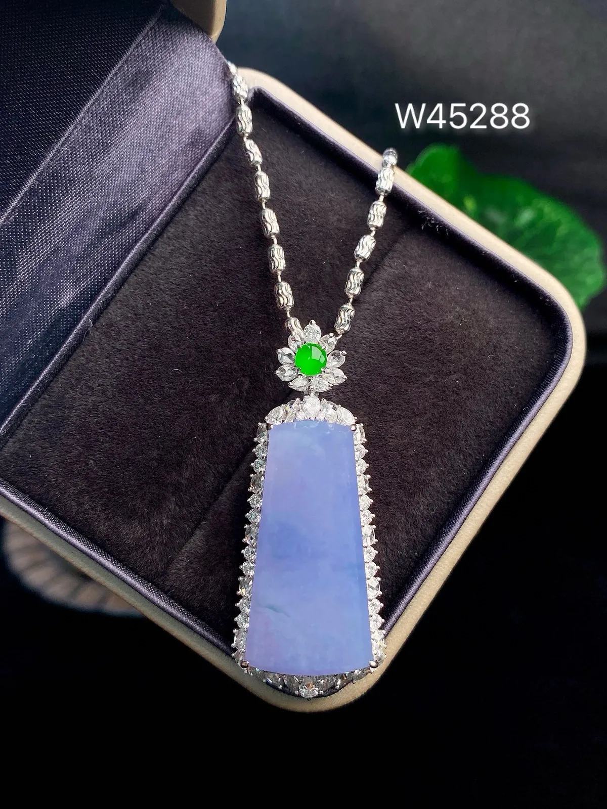 【冰种紫无事牌吊坠】质地细腻，光泽度不错，18k金钻镶嵌，裸石尺寸27.5*13.8*4.7毫米