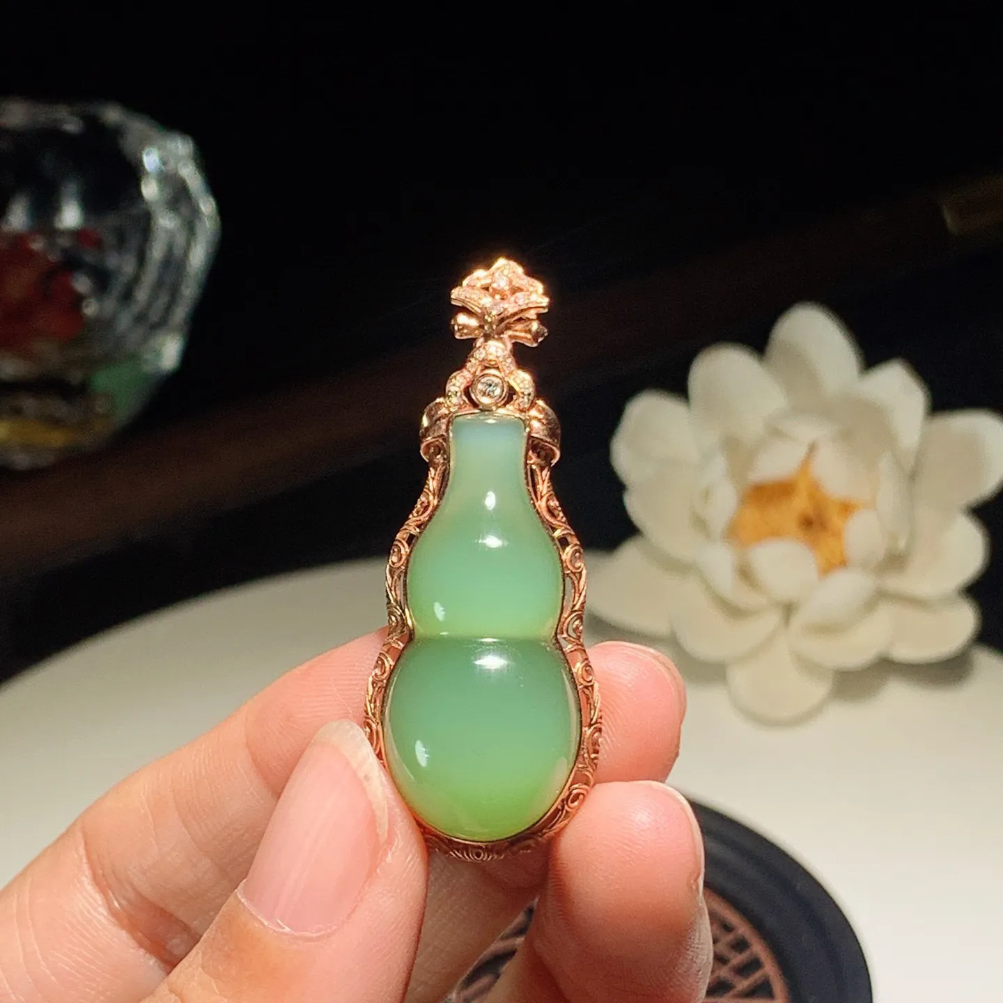 和田玉阳绿猫眼18k金俄罗斯碧玉福禄葫芦挂件。尺寸32/15/10重7.5克。玉质细腻油润。手推出油。佩戴高端典雅。lt251220
