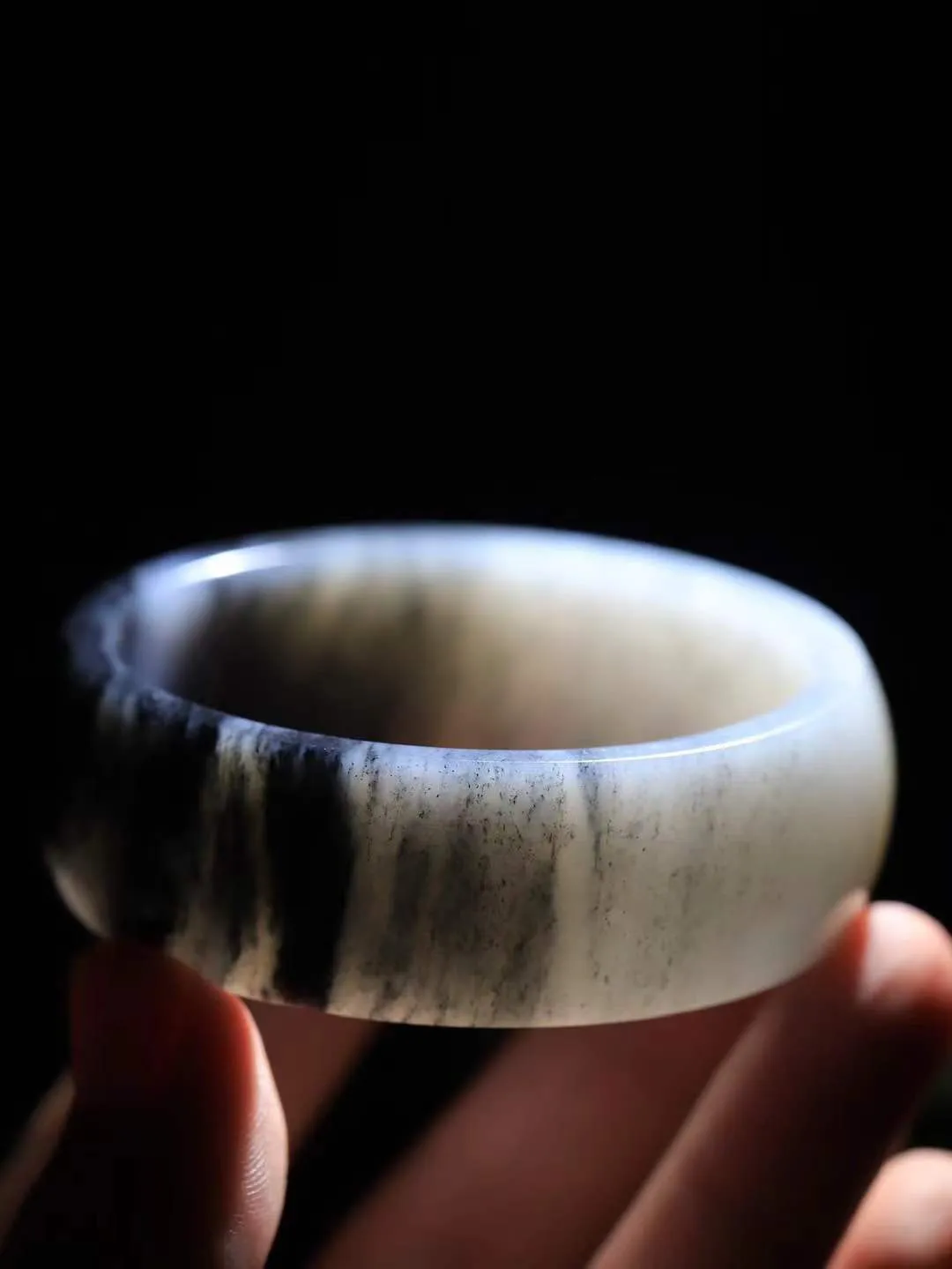 【籽.水墨青花·手镯】

新疆和田青花籽料手镯，玉质细腻温润，手感舒适，️线条流畅，简约大气，美自天成，佩戴于腕间，婉约之美，举手投足间透出那份低调奢华，醉人心扉。
重82.4克 内径圈口56.5mm尺寸21.5-7.5mm FDA-451242079