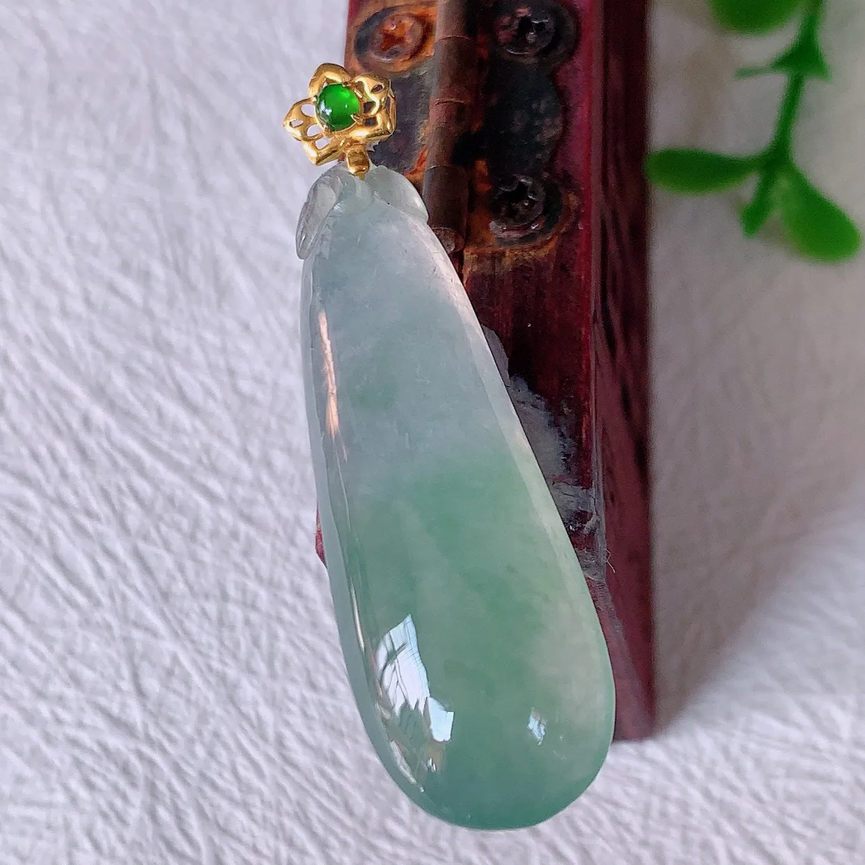 18K金镶嵌冰种飘花翡翠招财福瓜吊坠，精美饱满福瓜，种水足，形态圆润饱满，福相十足 ！#12.18