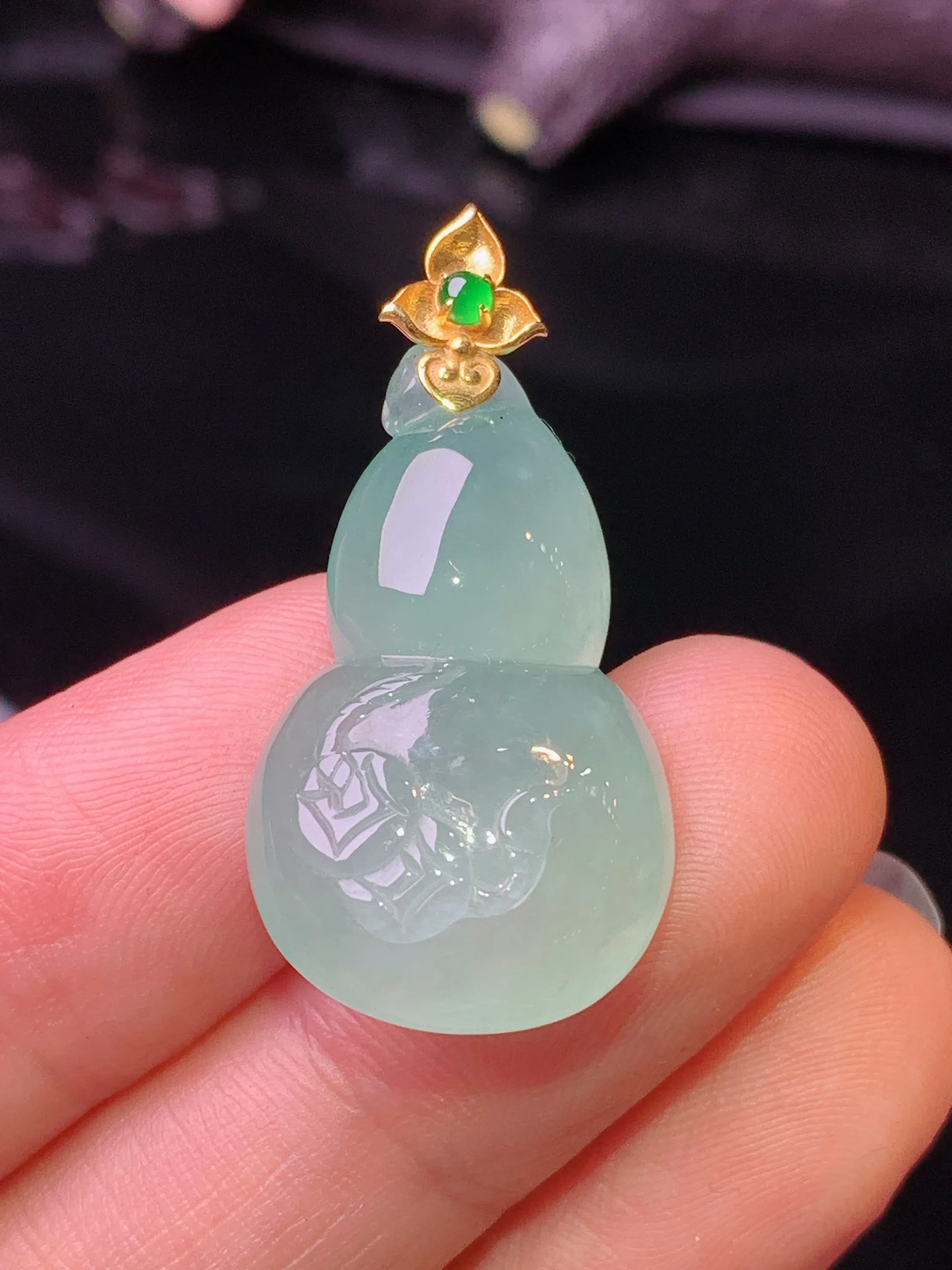 18k金钻镶嵌冰种葫芦吊坠 玉质细腻 色泽清新艳丽 整体尺寸32.5*16.2*7
