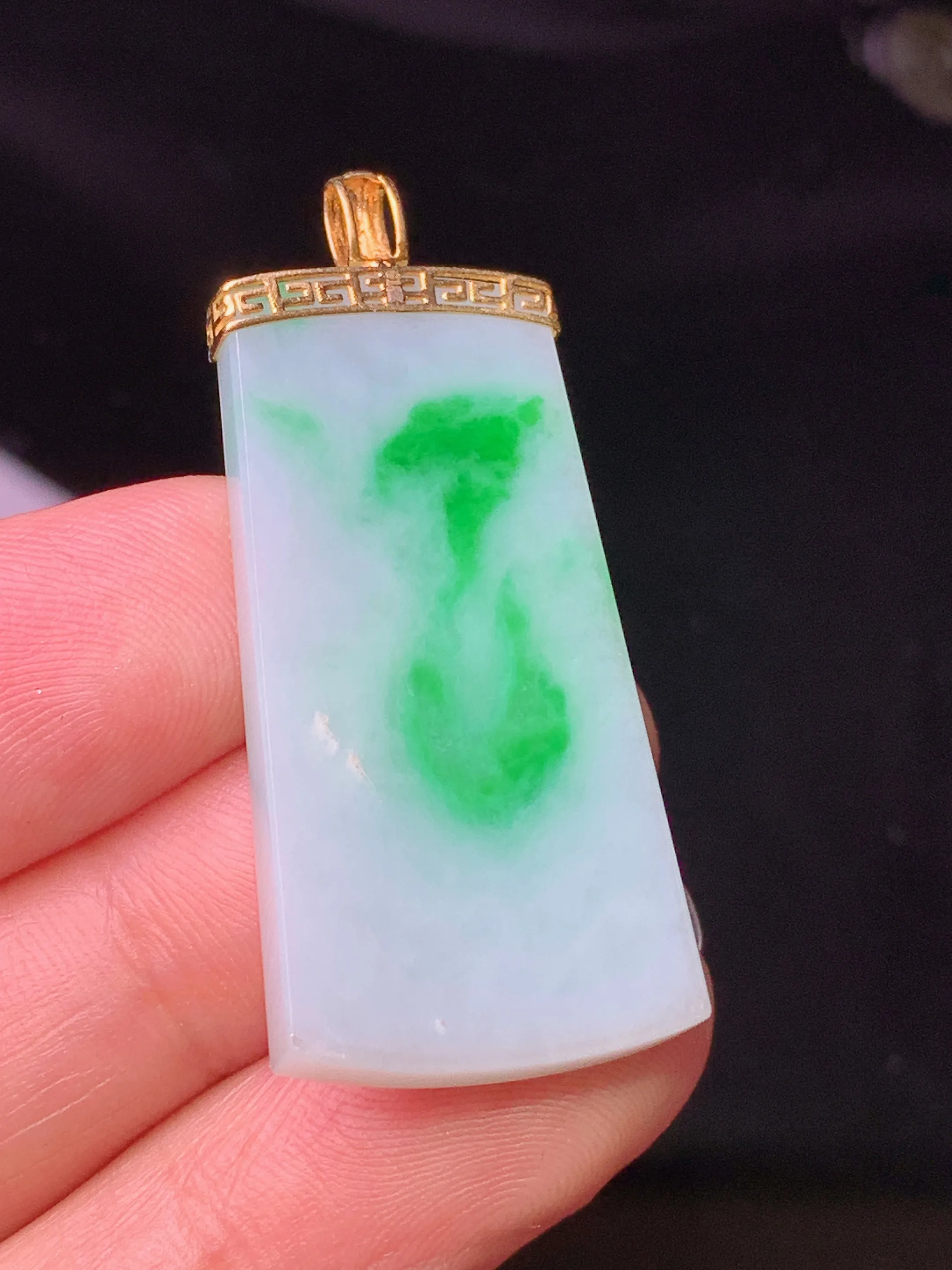 18k金镶嵌飘绿无事牌吊坠 玉质细腻 色泽清新艳丽 整体尺寸40.8*17.6*3.8