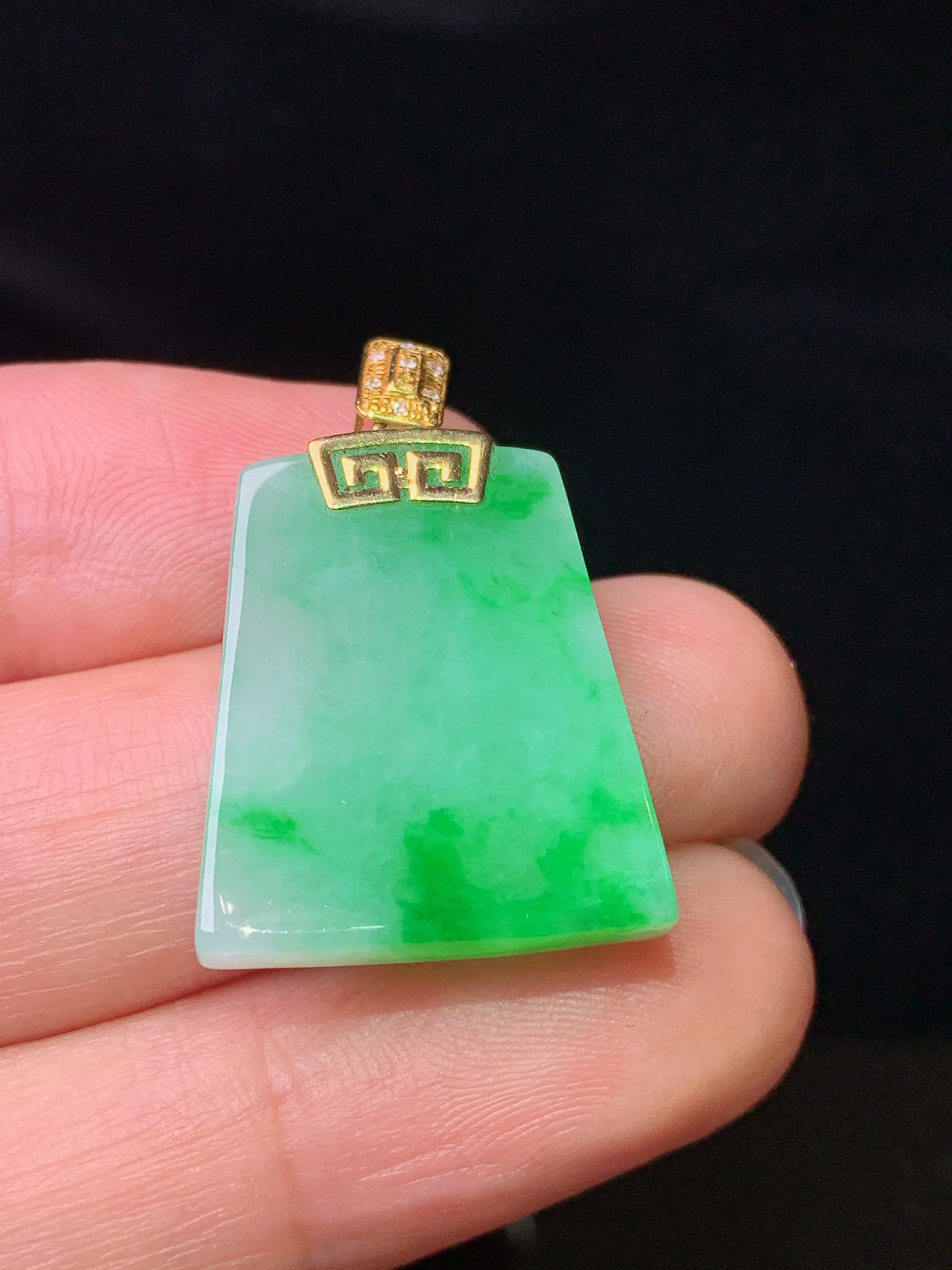 18k金钻镶嵌翠绿无事牌吊坠 玉质细腻 色泽清新艳丽 整体尺寸27.6*18.5*4.2
