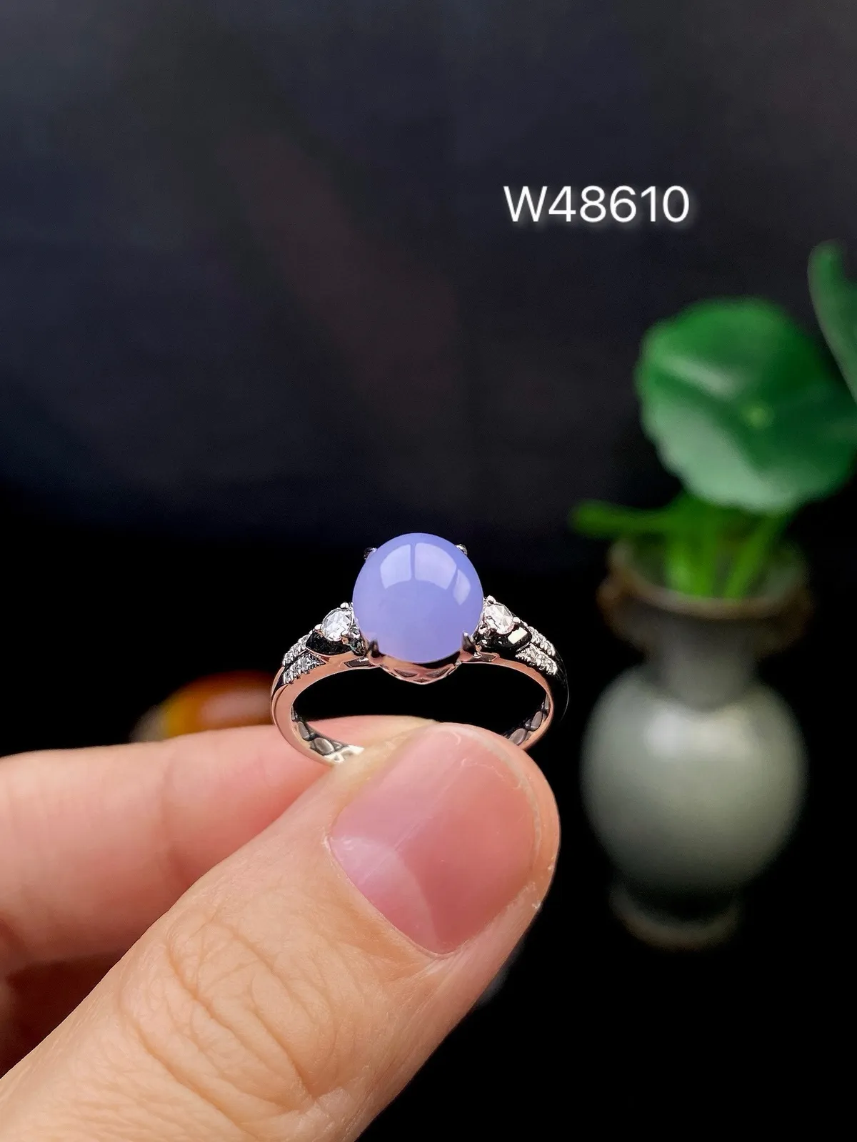 【冰种紫蛋面戒指】质地细腻，饱满度很好，晶莹剔透，18k金钻镶嵌，裸石尺寸8.4*7.5*4.7毫米