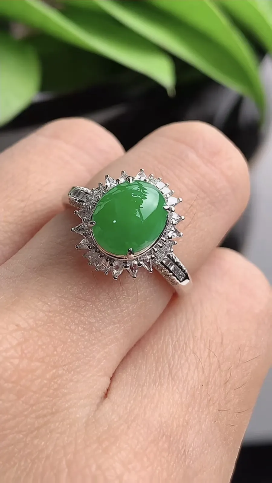 a货翡翠老坑冰种18K金伴钻镶嵌阳绿蛋面戒指 圈口17.5裸石尺寸8.6×7.2mm 重量3.53g