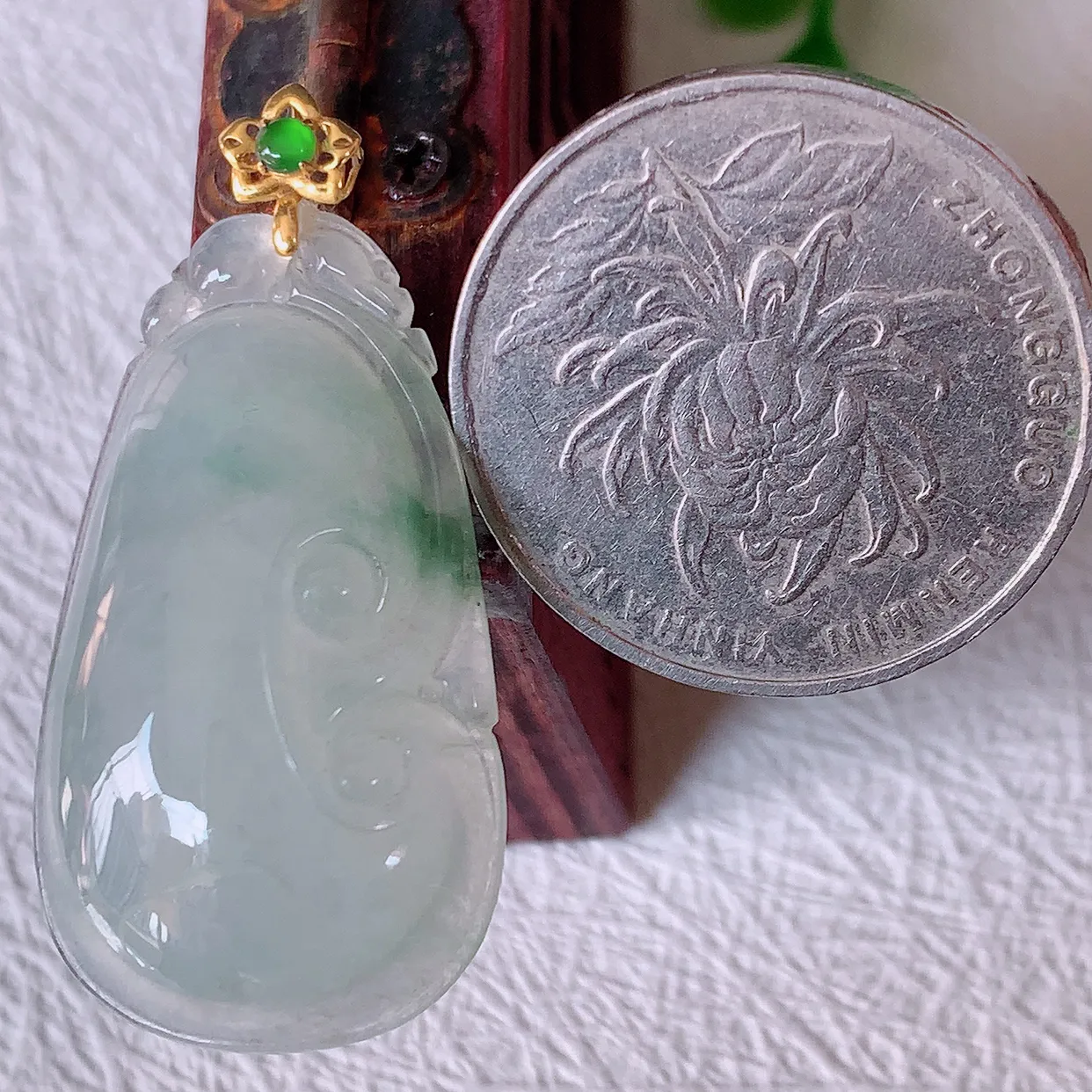 18K金镶嵌冰种飘花翡翠如意吊坠，简单的镶嵌设计、让玉坠百搭又精致，寓意着吉祥，事事如意！#12.18