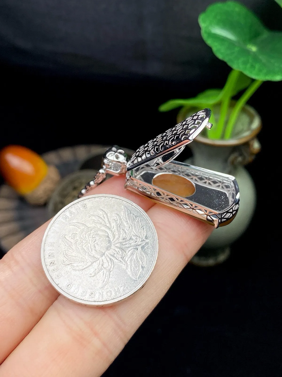 【冰种黄加绿仿古龙牌吊坠】质地细腻，冰润透亮，光泽出众，冰感十足，18k金钻镶嵌，裸石尺寸27*13.3*3.2毫米