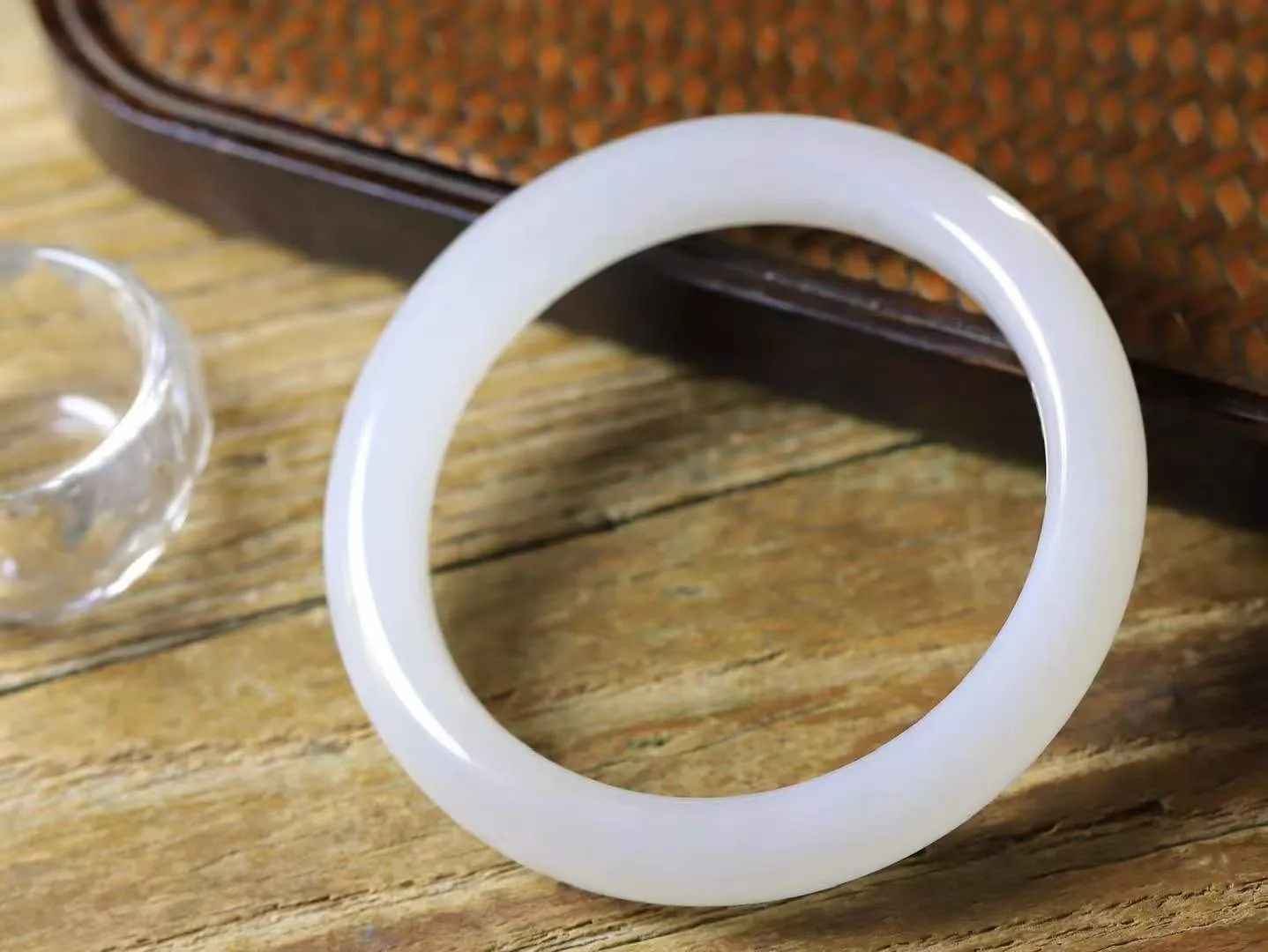 【情有独钟.手镯】

精品和田玉白玉手镯 玉质温润细腻 油性十足 手感舒适，高华雅逸，线条流畅，简约大气，美自天成，素雅高贵。佩戴于腕间，婉约之美，举手投足间透出那低调奢华。重60克 内径60mm 尺寸12.4-9.1mm   FDA-791251951