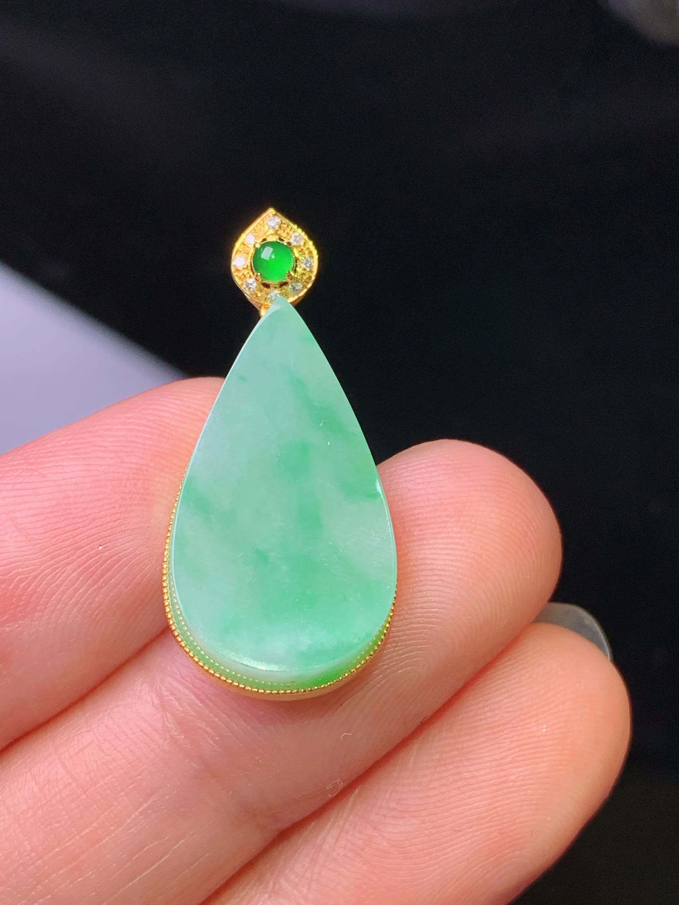 18k金钻镶嵌飘绿水滴吊坠 玉质细腻 色泽清新艳丽 整体尺寸28.5*12.6*4