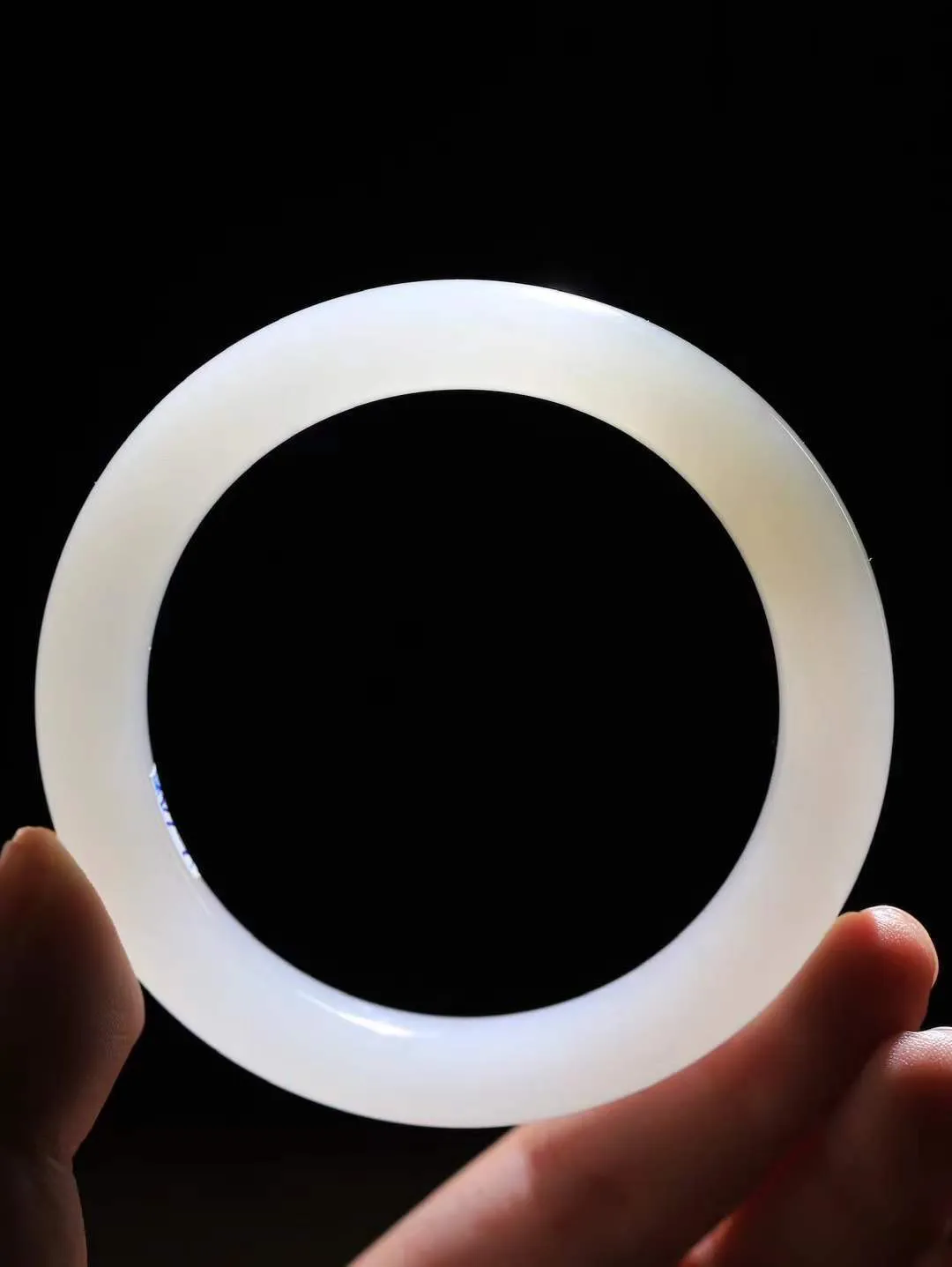 【花样年华·手镯】

精品和田玉白玉烟灰双色手镯，质地油润细腻，色泽高贵典雅，镯型古朴典雅。在诗情画意的雨巷相遇，你是我腕间的一抹风情，有你眸有深情，清风荡漾湖间静水，我愿俯身低眉，在烟波涟漪处，寻你深情倩影。内径60.5mm尺寸12-10.7mm 重66克fDA-781271924