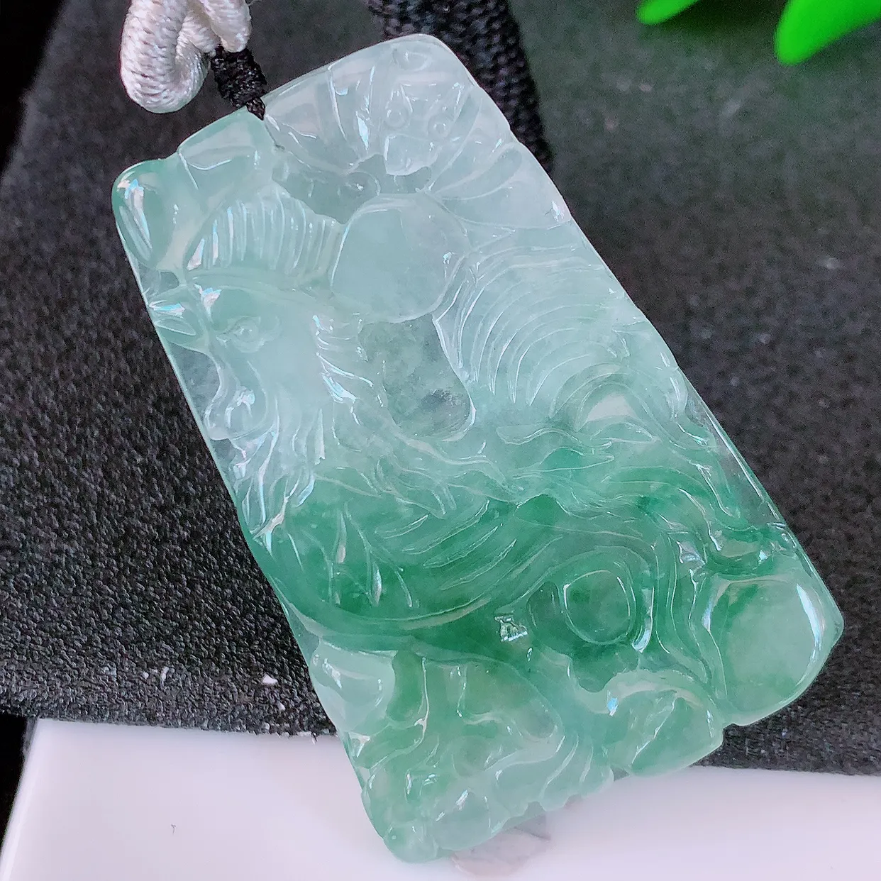 自然光实拍，冰种飘花翡翠生肖鸡牌吊坠，翠色灵动，种老水足，寓意好，品相佳， 佩戴佳品！#46.16