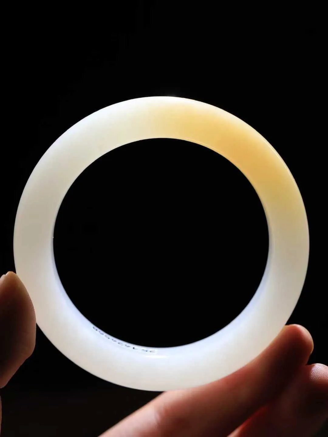 （温柔雅致.手镯）

精品️和田玉糖白玉手镯。镯型饱满，温润细腻，脂润沁香。️执一卷书，沏一盏茶，着一袭裙，戴一只镯。淡淡浅笺，素心若兰，静赏玉中诗画。悠悠岁月，芊手轻摘，盛满诗样芳华。重79克   尺寸57-14.8-10.6mm    FDA-321241900