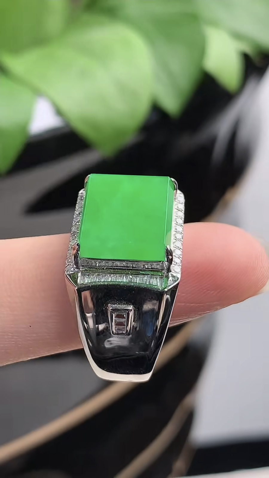 a货翡翠冰种18K金伴钻镶嵌阳绿马鞍戒指 圈19.2裸石尺寸12×10.4mm 重量7.66g 1216