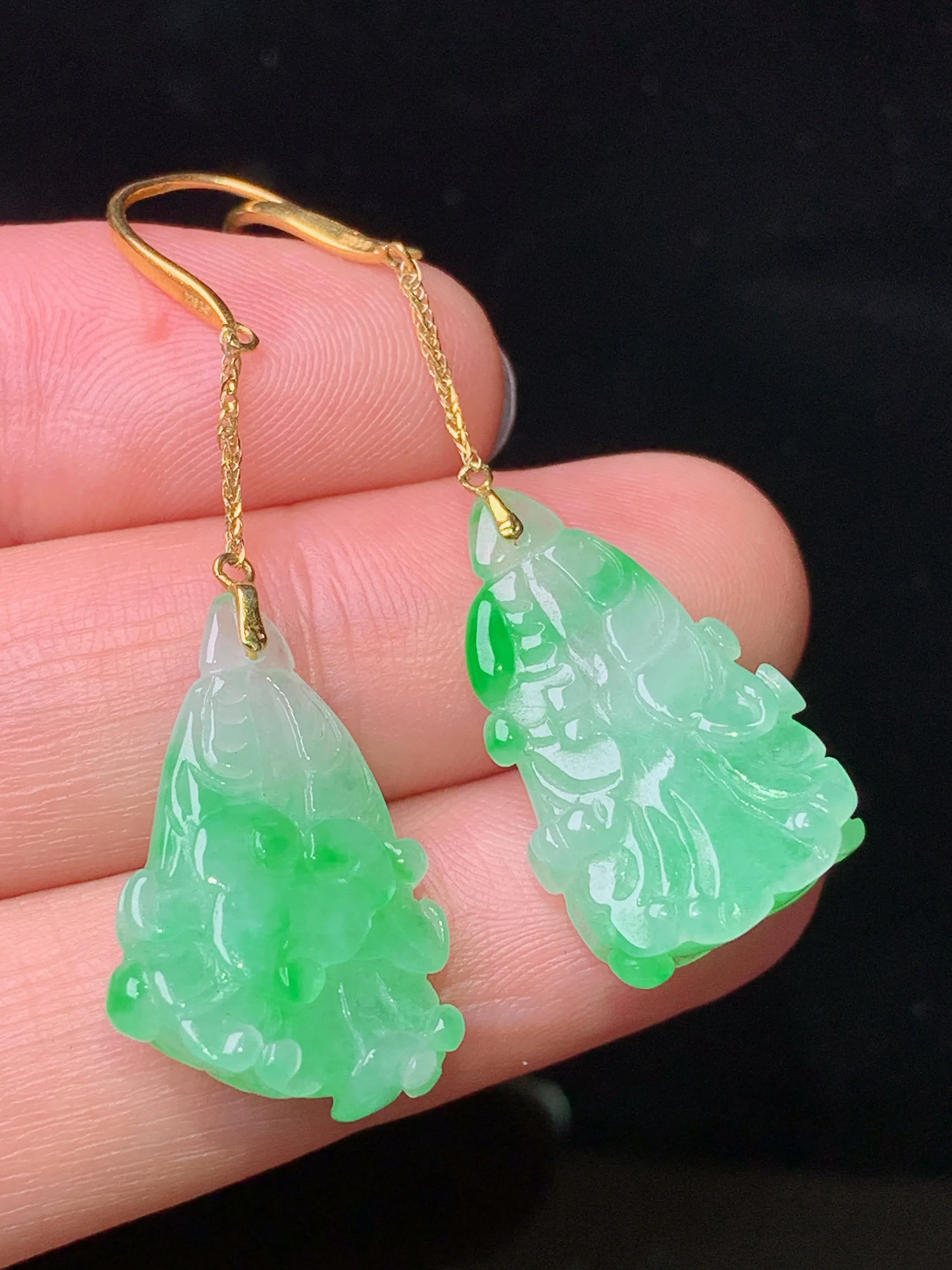 18k金镶嵌翠绿白菜耳坠 玉质细腻 色泽清新艳丽 整体尺寸45.7*14.5*7.5