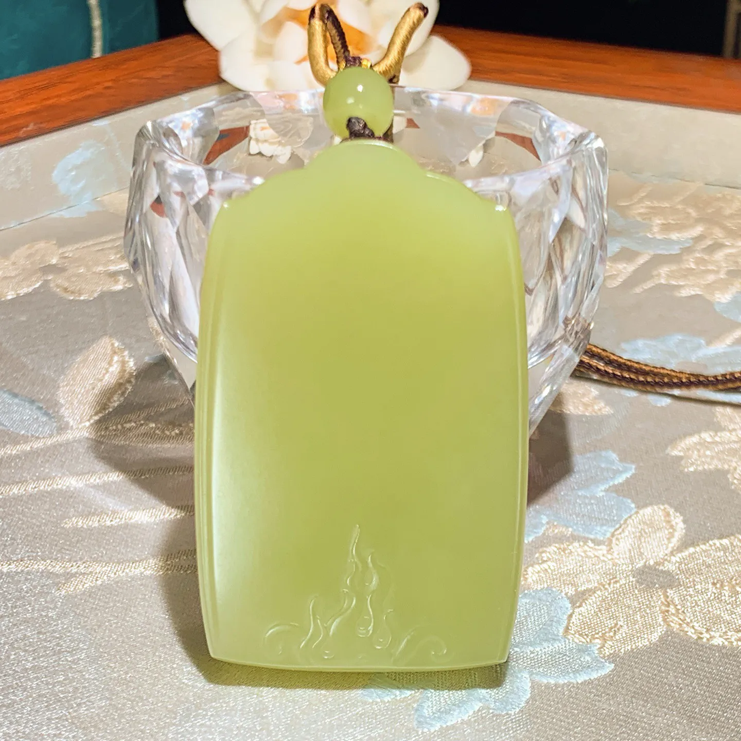 新疆和田玉若羌黄口料平安无事牌挂件。尺寸58/36/10重56克。玉质细腻油润。手推出油。品相大气。lt251220