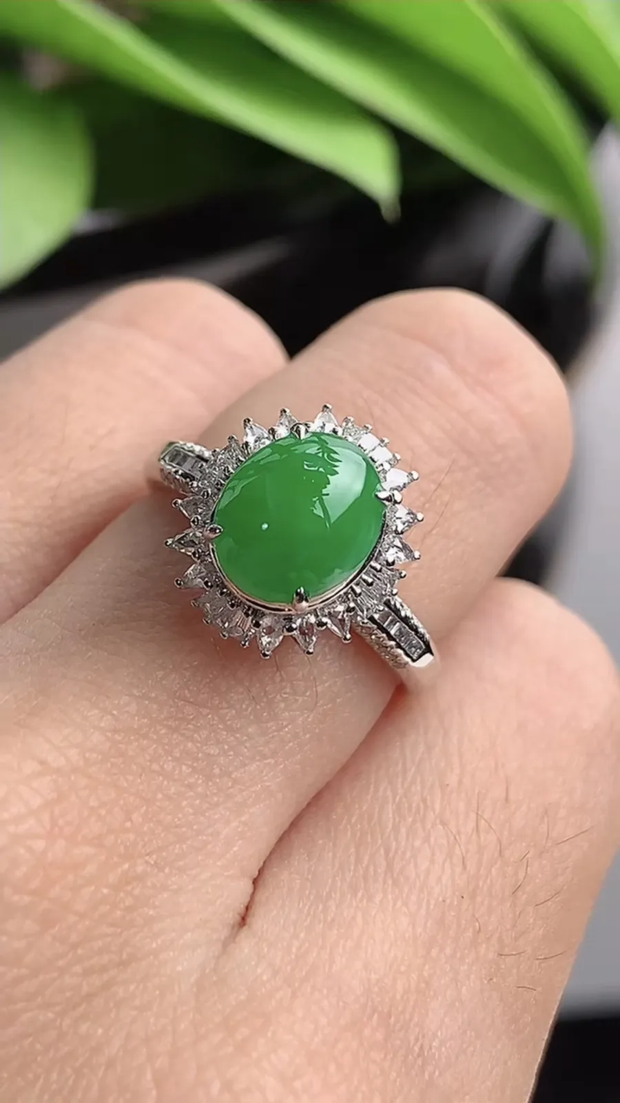 a货翡翠老坑冰种18K金伴钻镶嵌阳绿蛋面戒指 圈口17.5裸石尺寸8.6×7.2mm 重量3.53g 1215