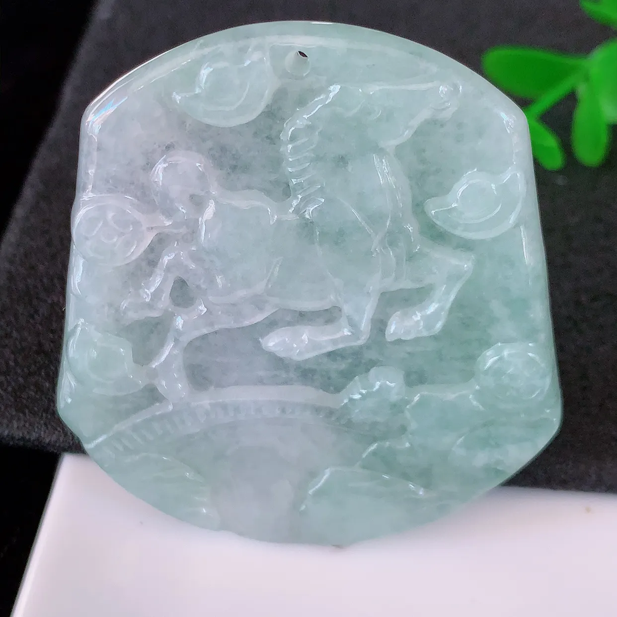 自然光实拍，冰种飘花翡翠生肖马牌吊坠，种老水足，雕工精湛 ，寓意美好， 佩戴时尚出众！#57.16