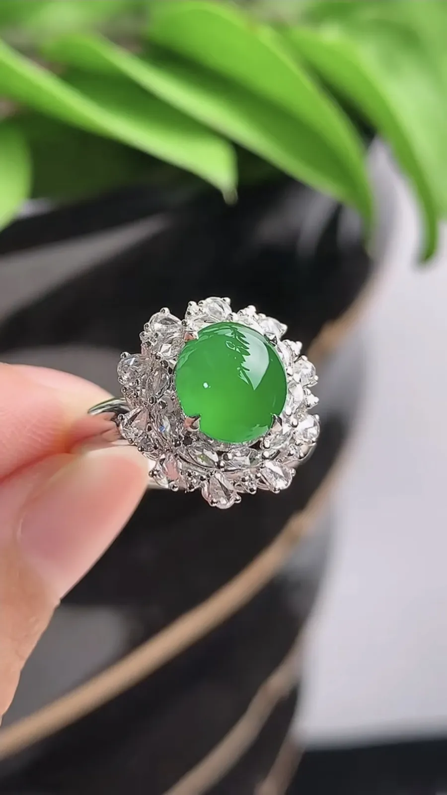 a货翡翠老坑冰种18K金伴钻镶嵌阳绿蛋面戒指 圈口17裸石尺寸8.3×7.4mm 重量4.00g 1215