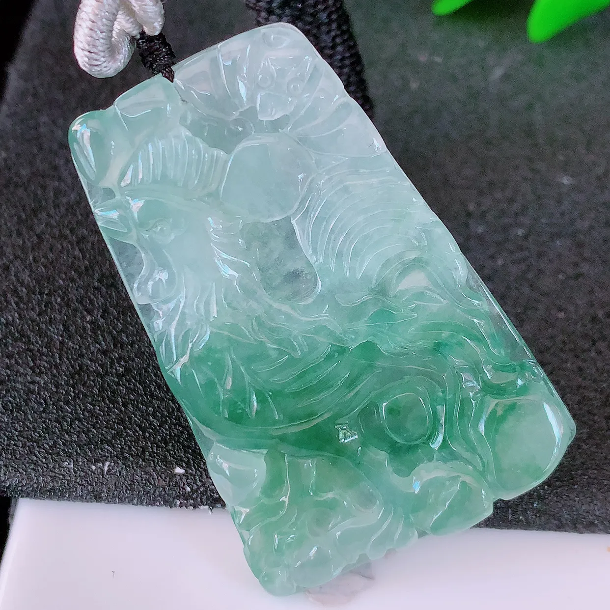 自然光实拍，冰种飘花翡翠生肖鸡牌吊坠，翠色灵动，种老水足，寓意好，品相佳， 佩戴佳品！#46.16